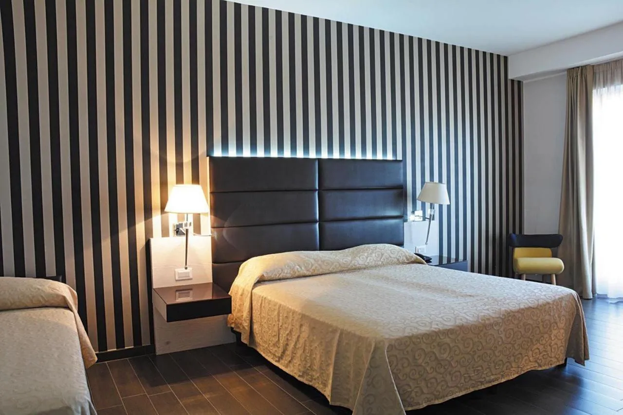 Bedroom, Bed in S Hotel