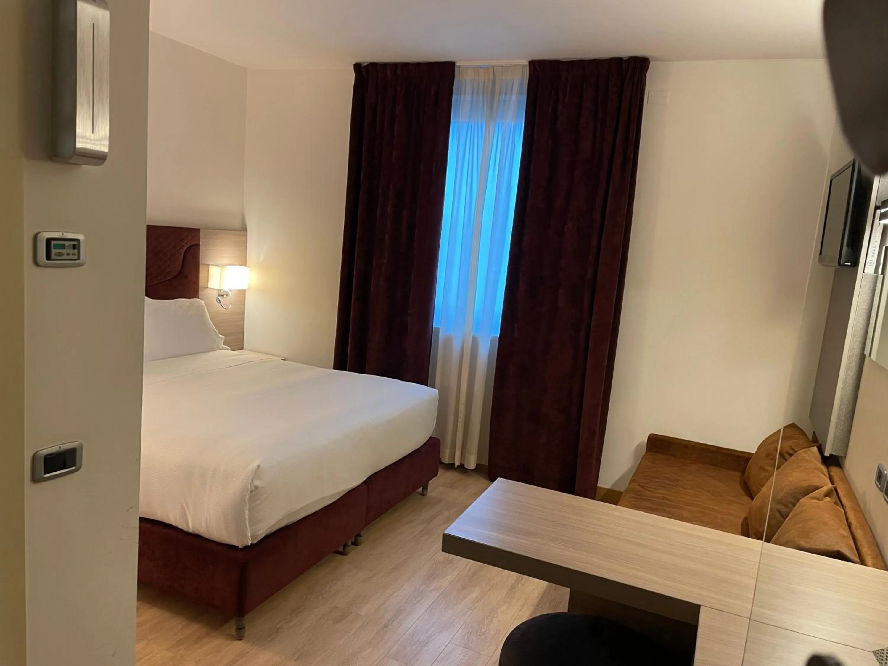 Bedroom, Bed in Hotel Omnia