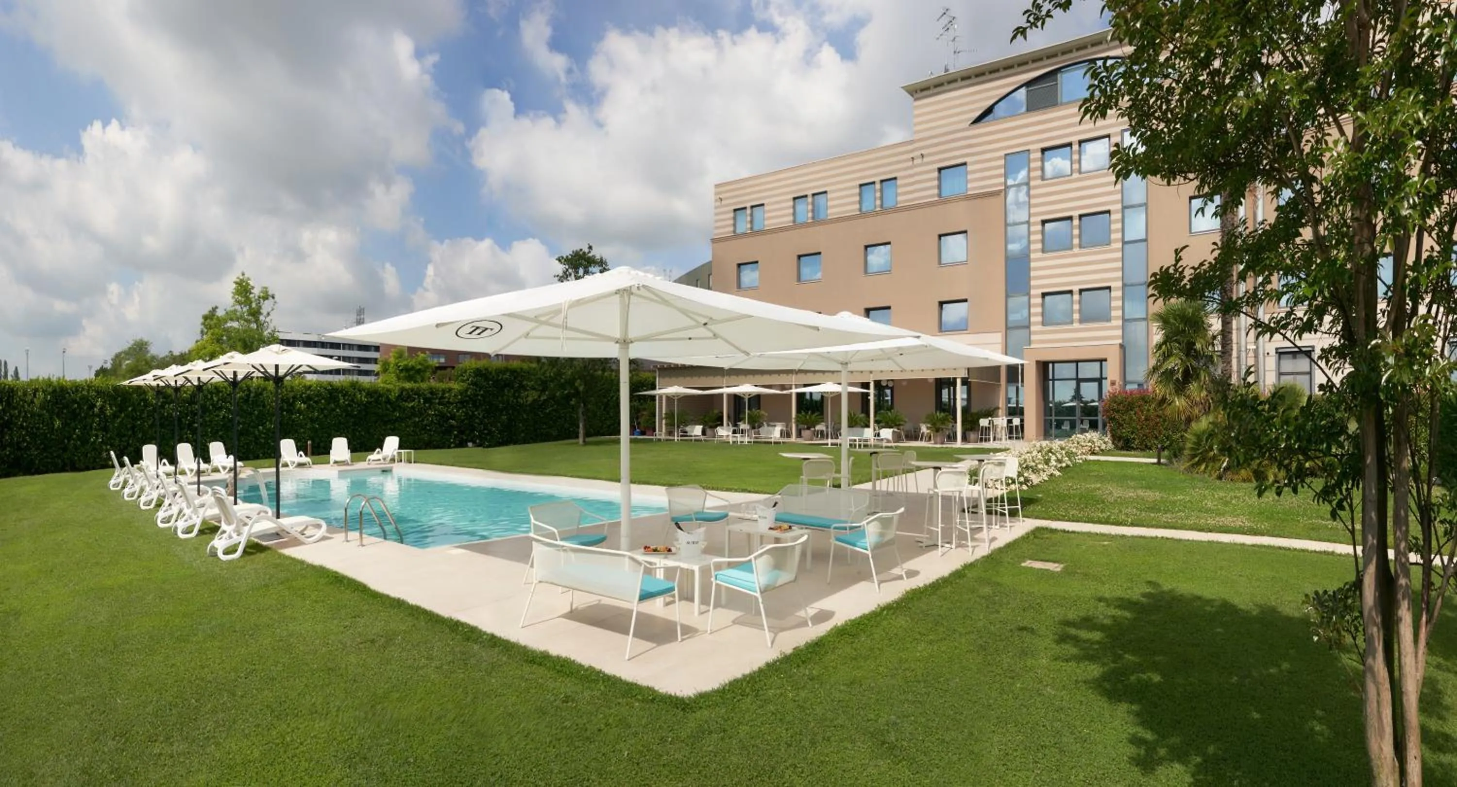 Swimming pool in Hotel Omnia