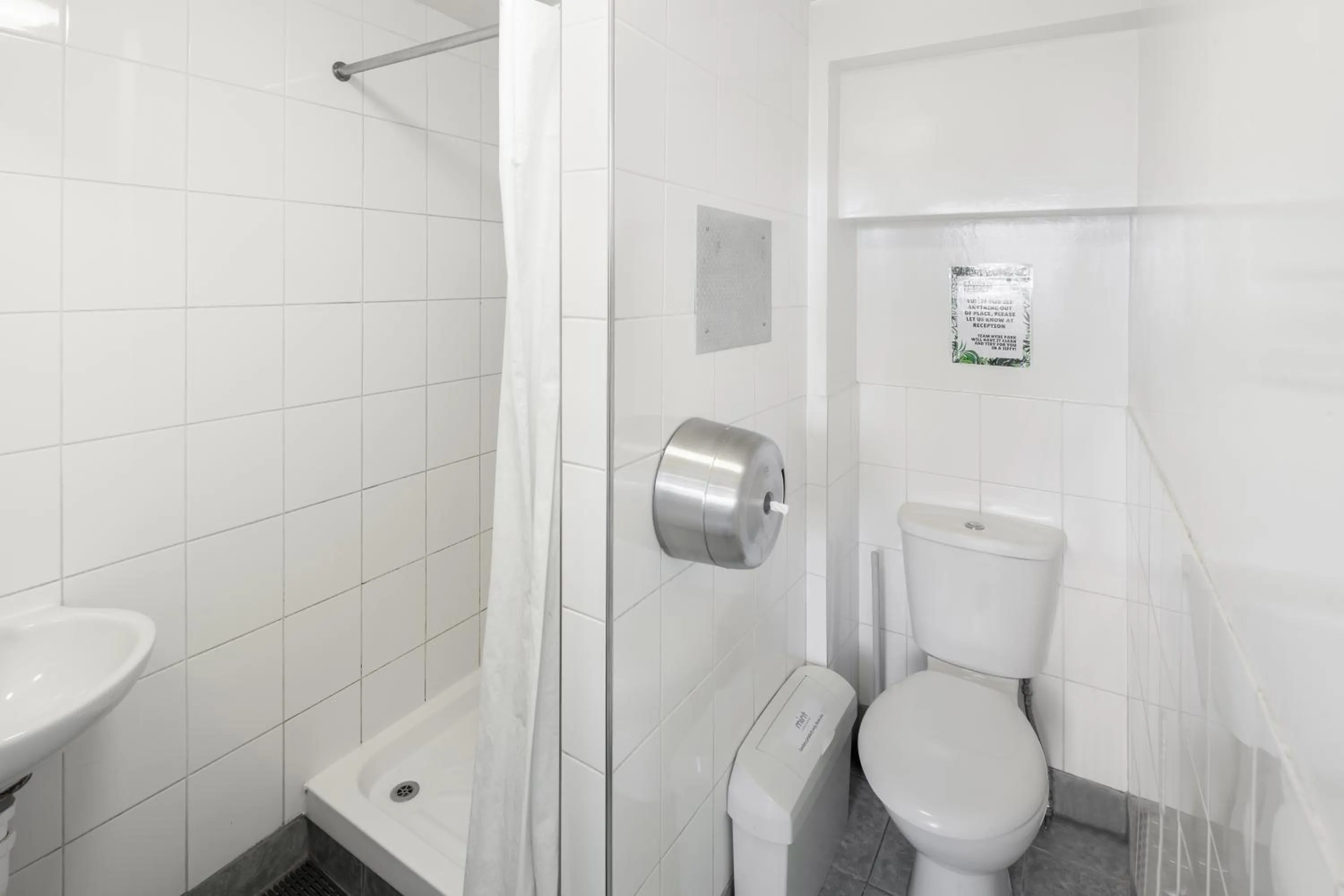 Toilet in Astor Hyde Park Hostel