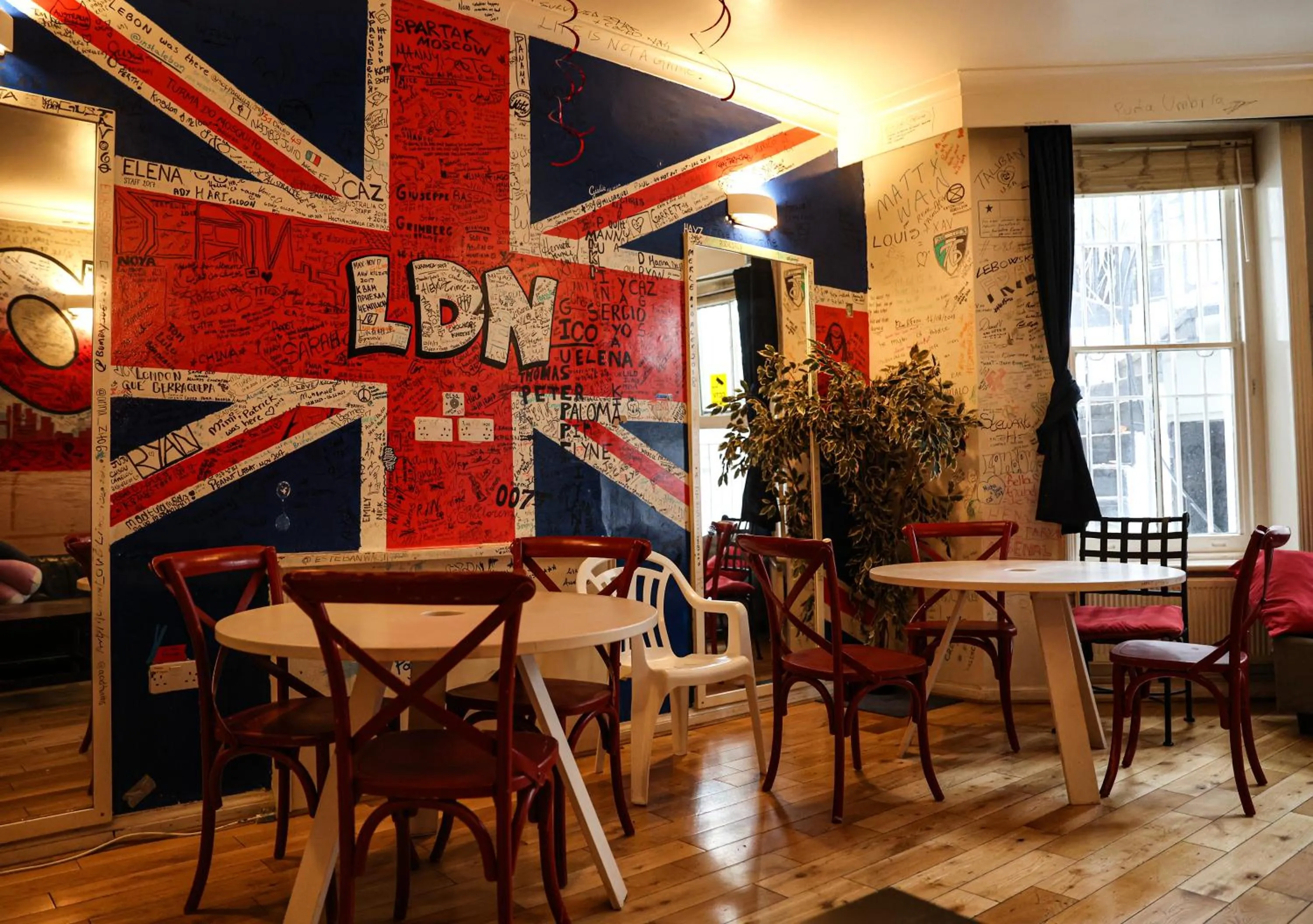Dining area in Astor Hyde Park Hostel