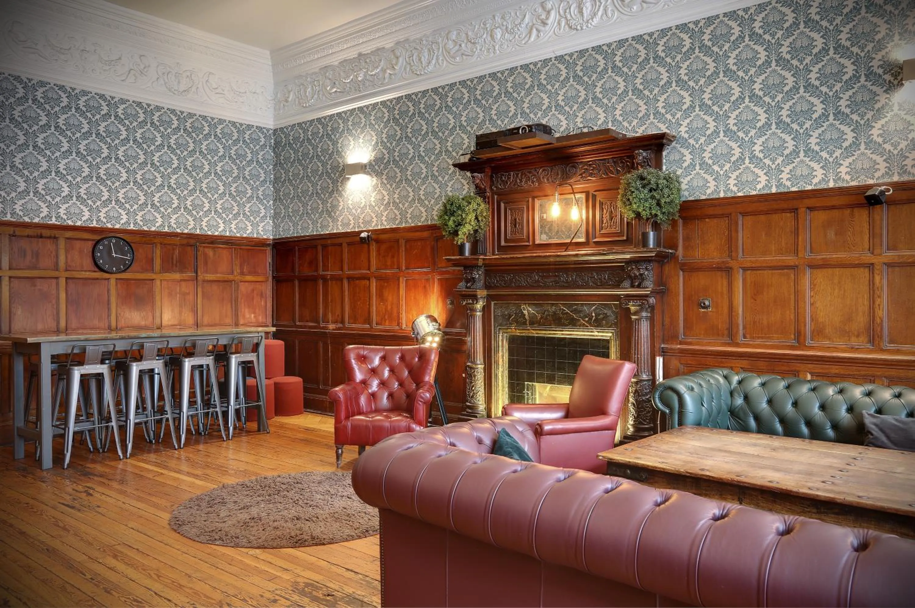 Communal lounge/ TV room in Astor Hyde Park Hostel