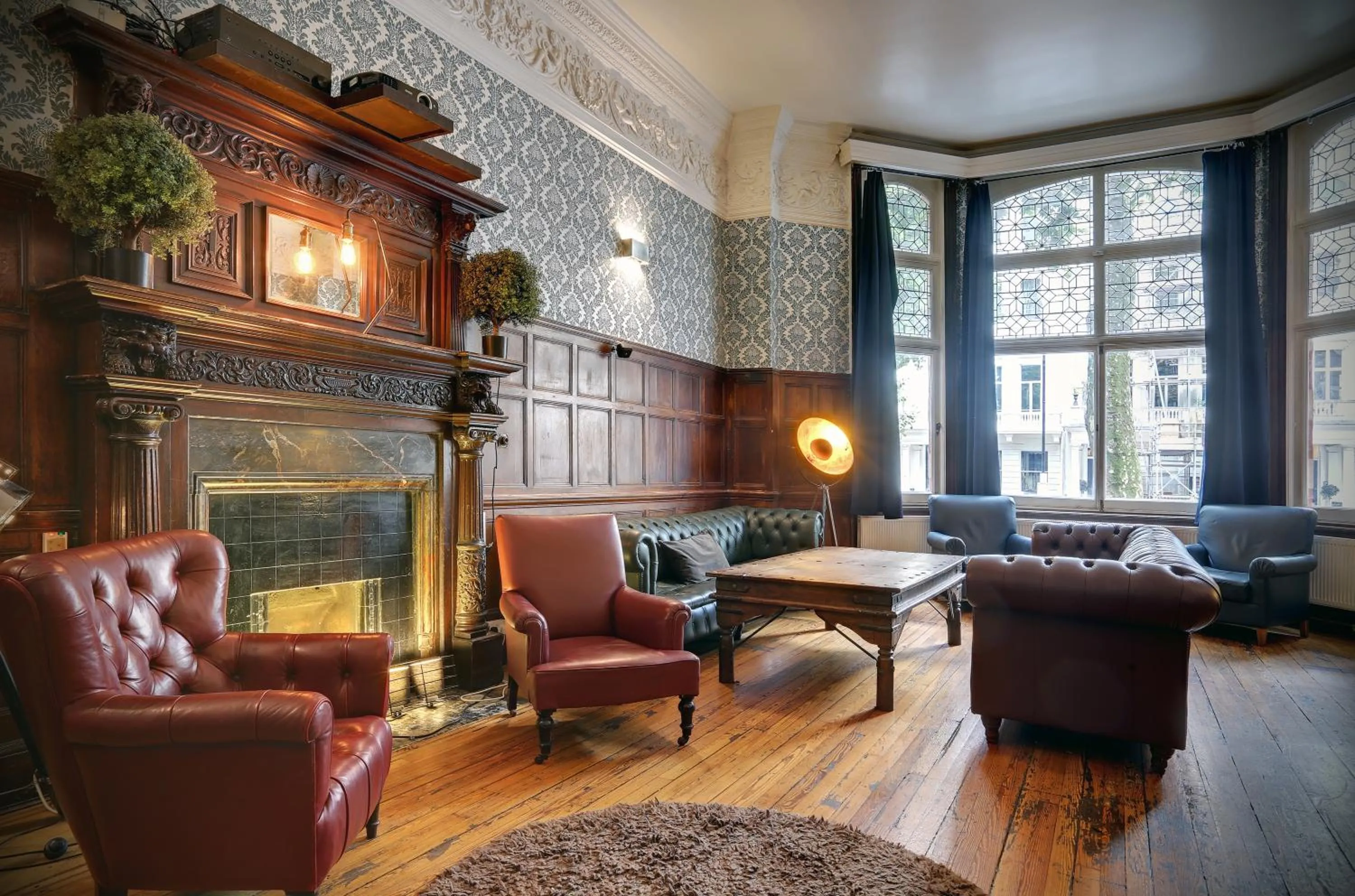 Communal lounge/ TV room in Astor Hyde Park Hostel