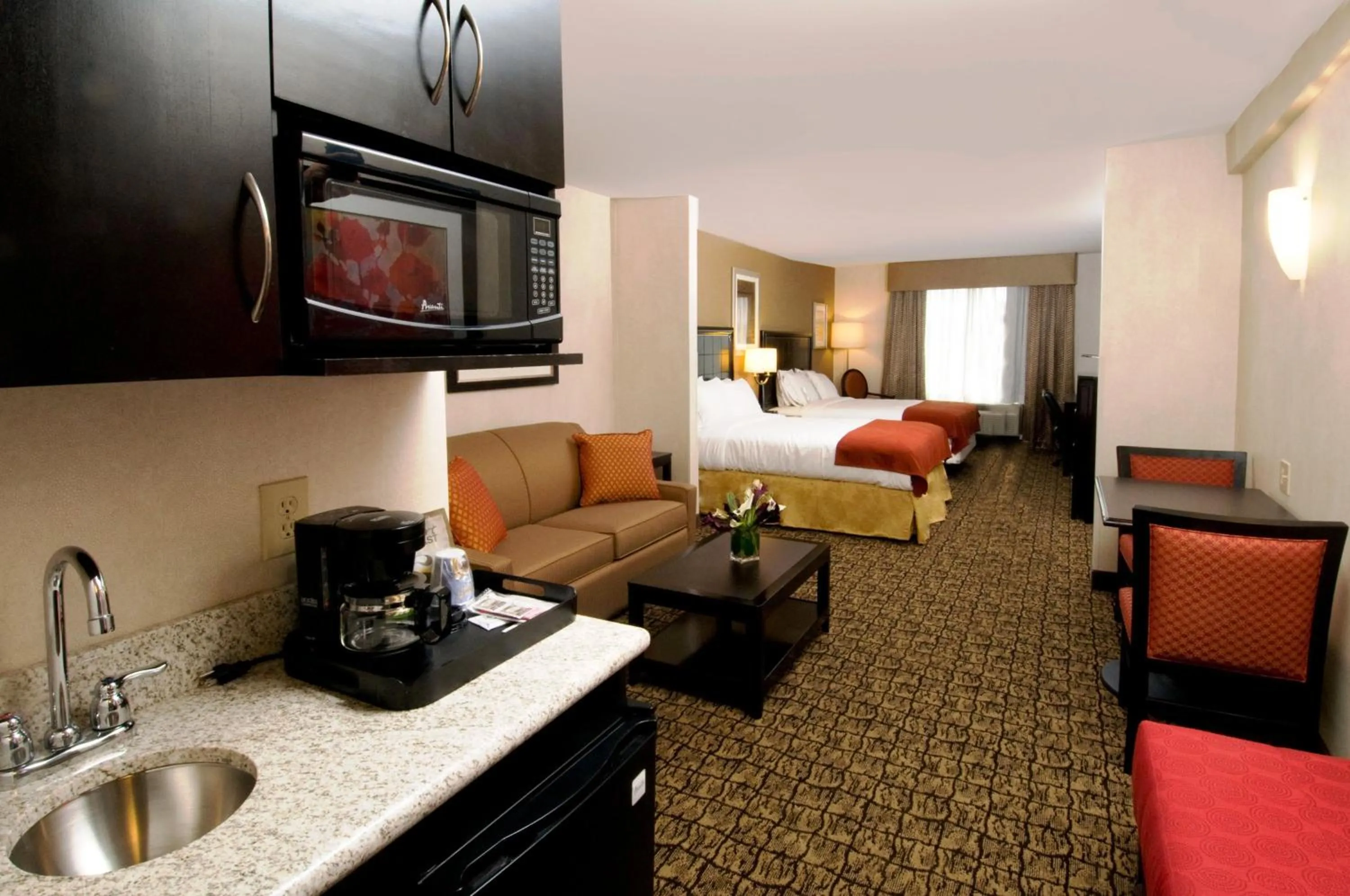 Photo of the whole room, Bed in Holiday Inn Express & Suites Alexandria - Fort Belvoir by IHG