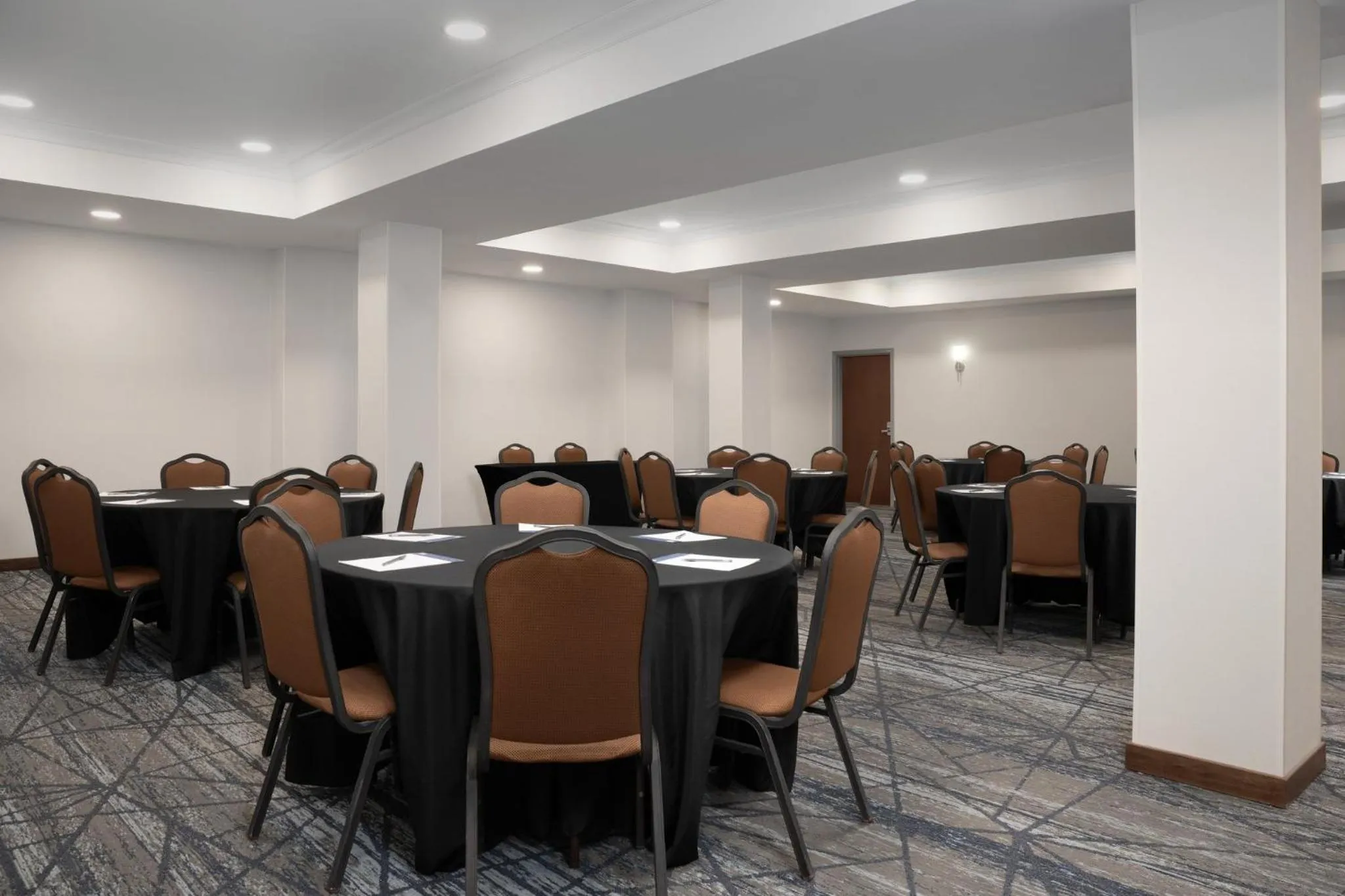 Meeting/conference room in Holiday Inn Express & Suites Alexandria - Fort Belvoir by IHG