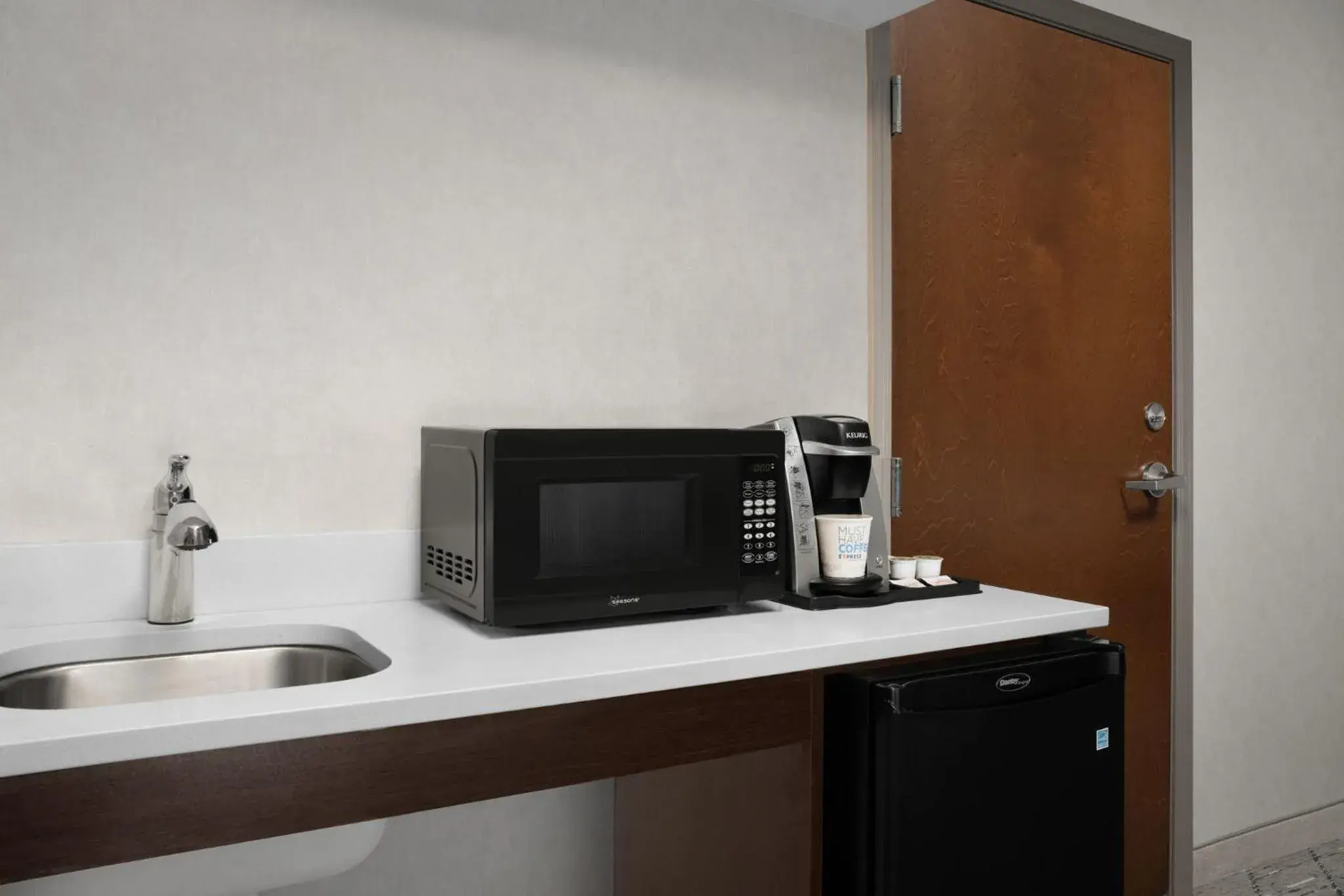 Standard Queen Room with Two Queen Beds and Mobility Accessible Tub in Holiday Inn Express & Suites Alexandria - Fort Belvoir by IHG Standard Queen Room with Two Queen Beds and Mobility Accessible Tub in Holiday Inn Express & Suites Alexandria - Fort Belvoir by IHG