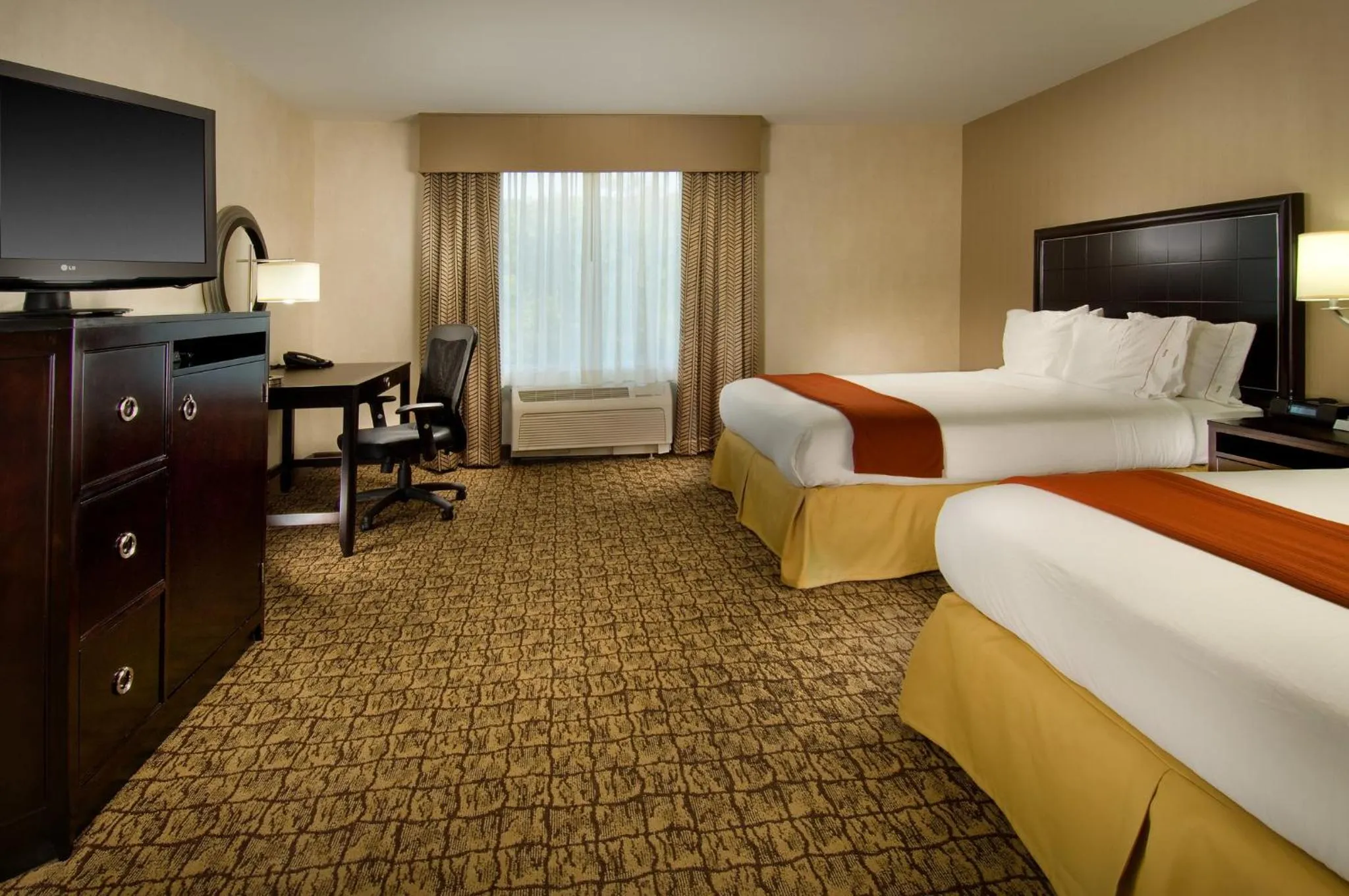 Photo of the whole room, Bed in Holiday Inn Express & Suites Alexandria - Fort Belvoir by IHG