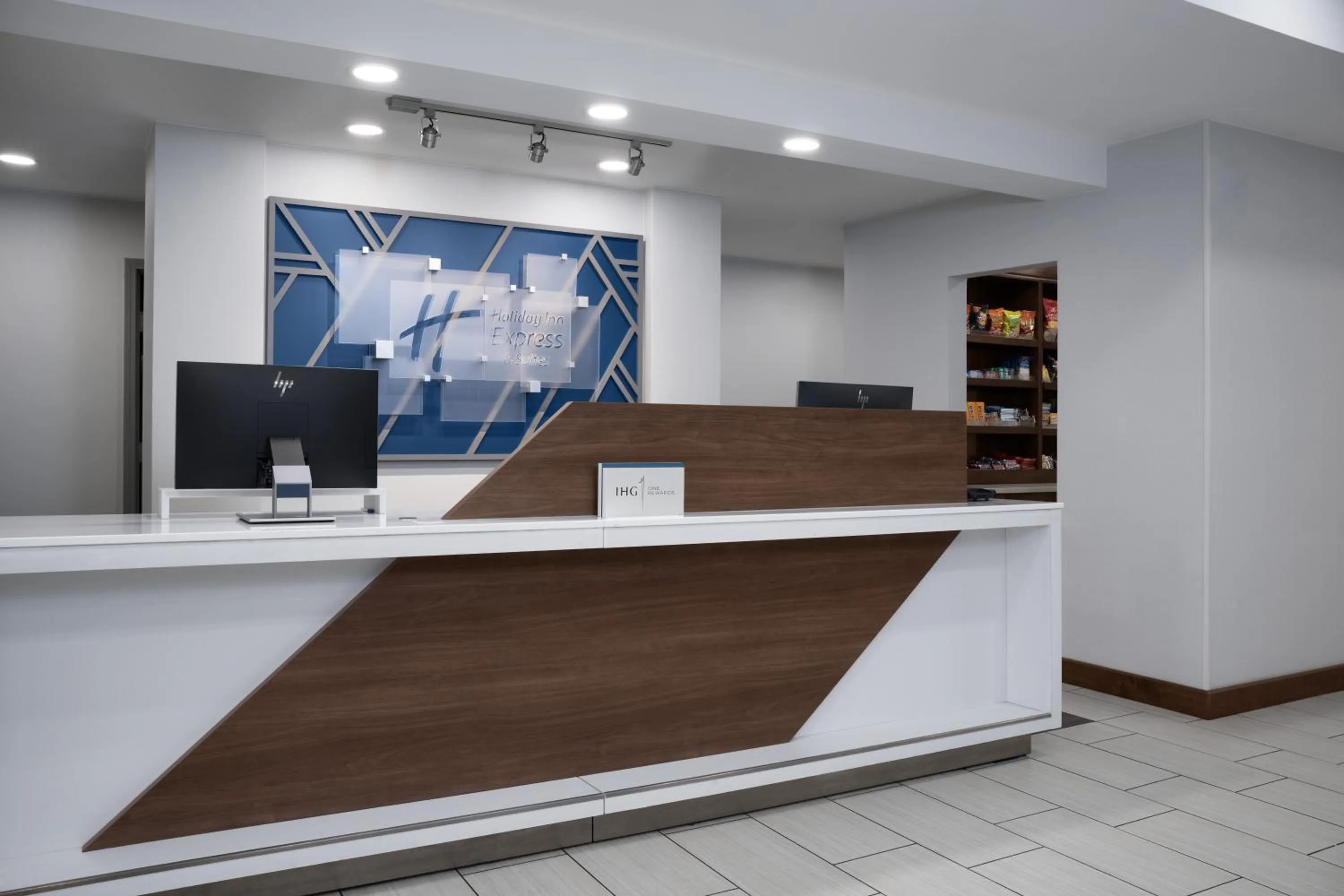 Lobby or reception in Holiday Inn Express & Suites Alexandria - Fort Belvoir by IHG