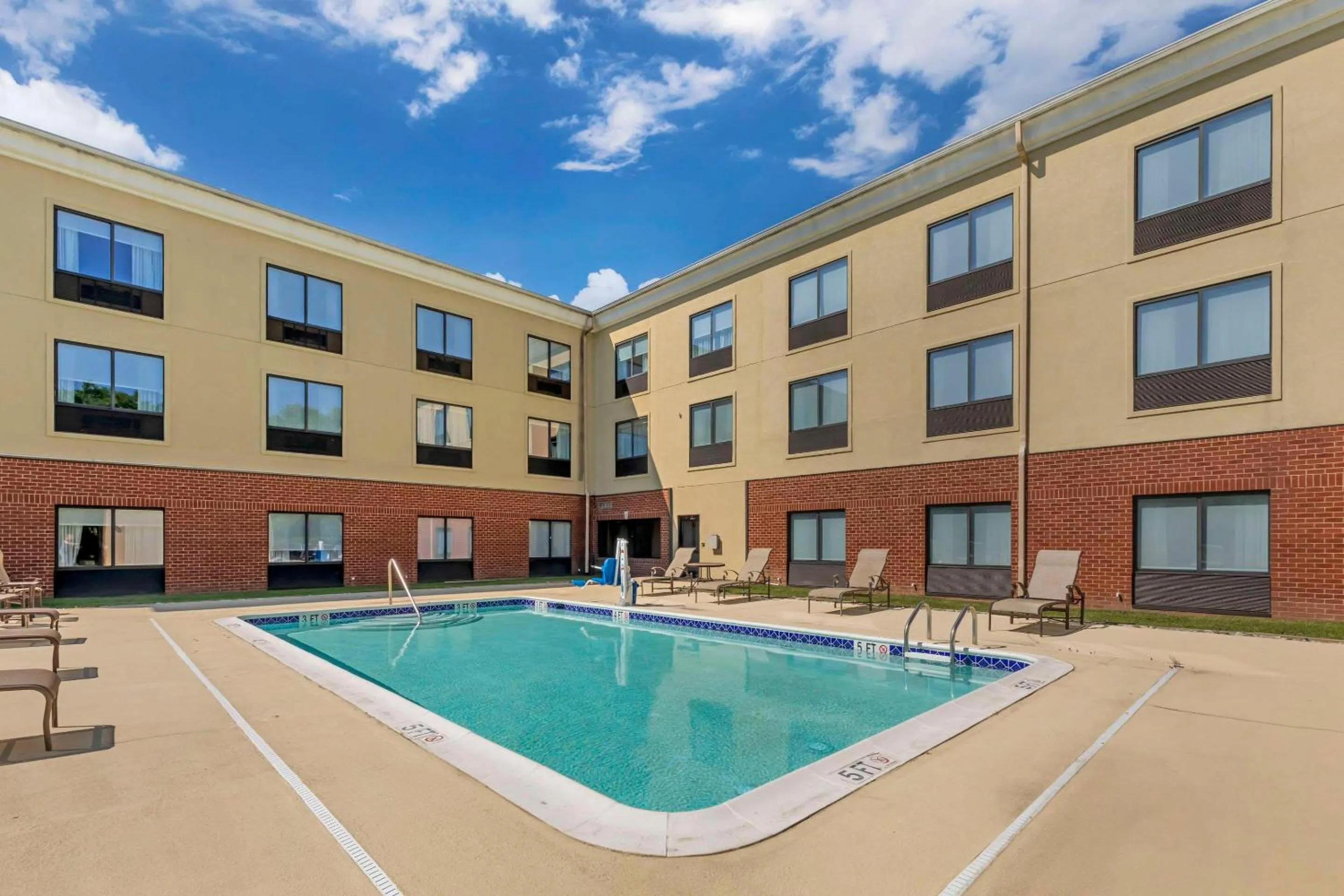 Swimming pool in Comfort Inn & Suites Chestertown