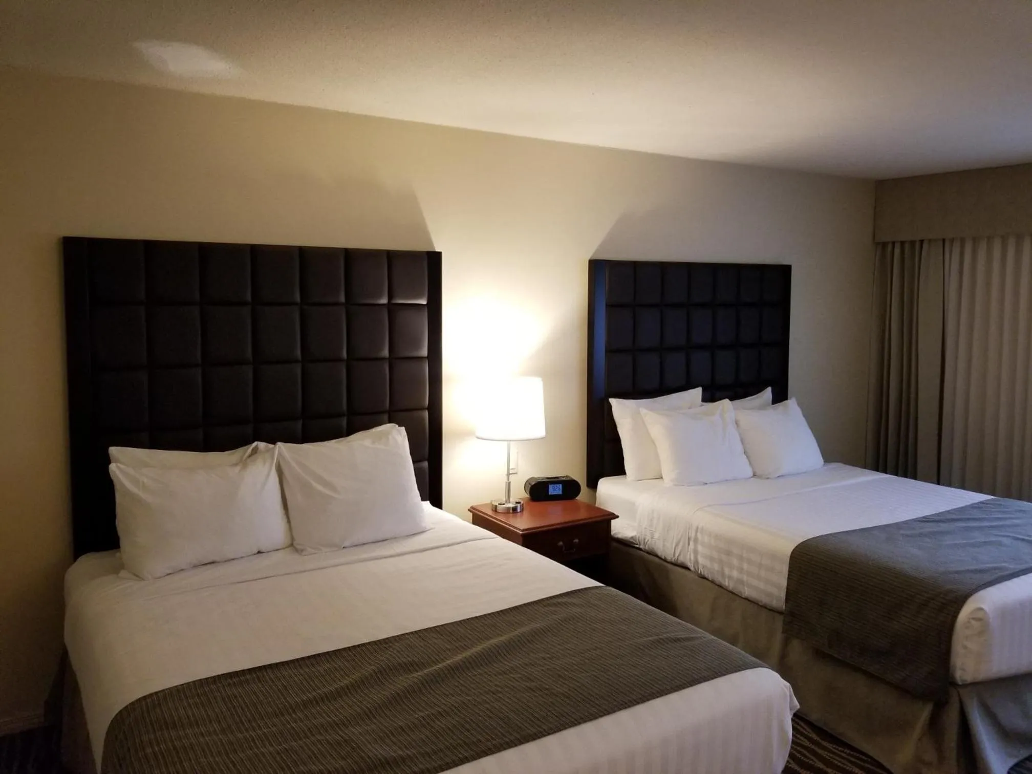 Bed in Prestige Vernon Lodge