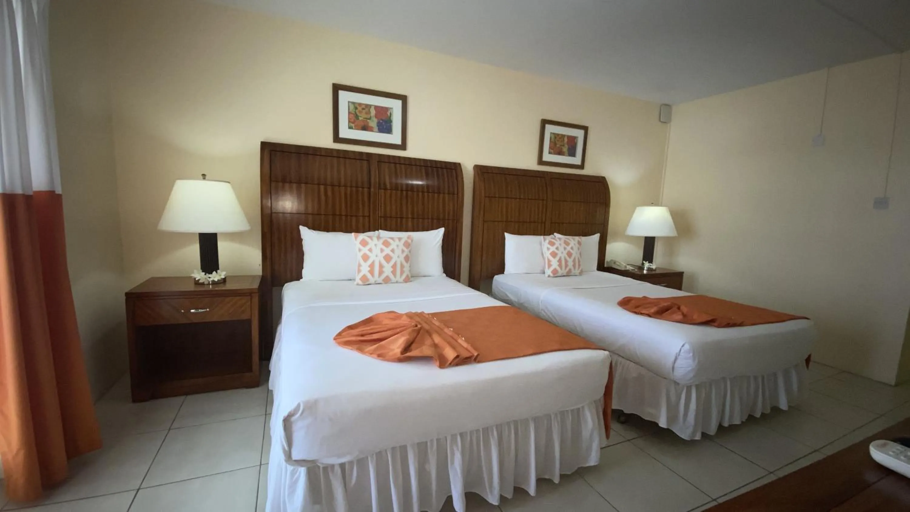 Bed in Bay Gardens Inn