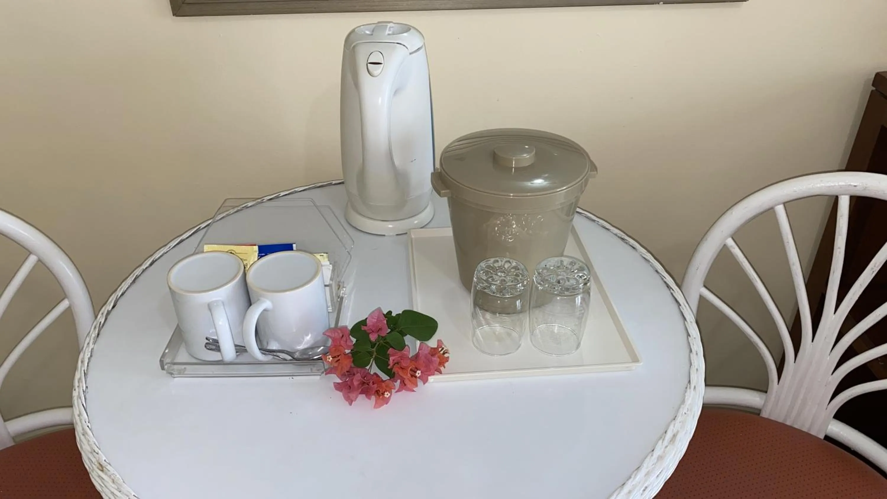Coffee/tea facilities in Bay Gardens Inn
