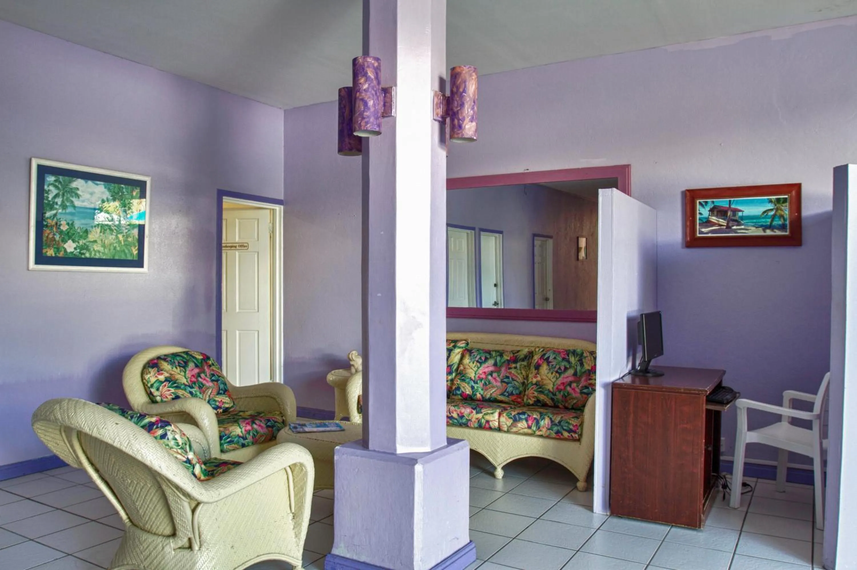 Living room in Bay Gardens Inn