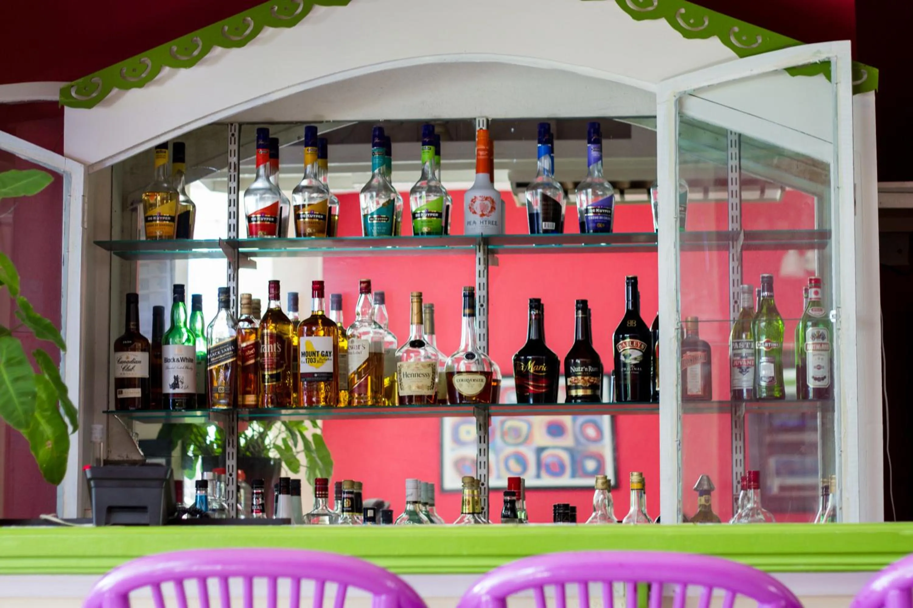 Lounge or bar in Bay Gardens Inn