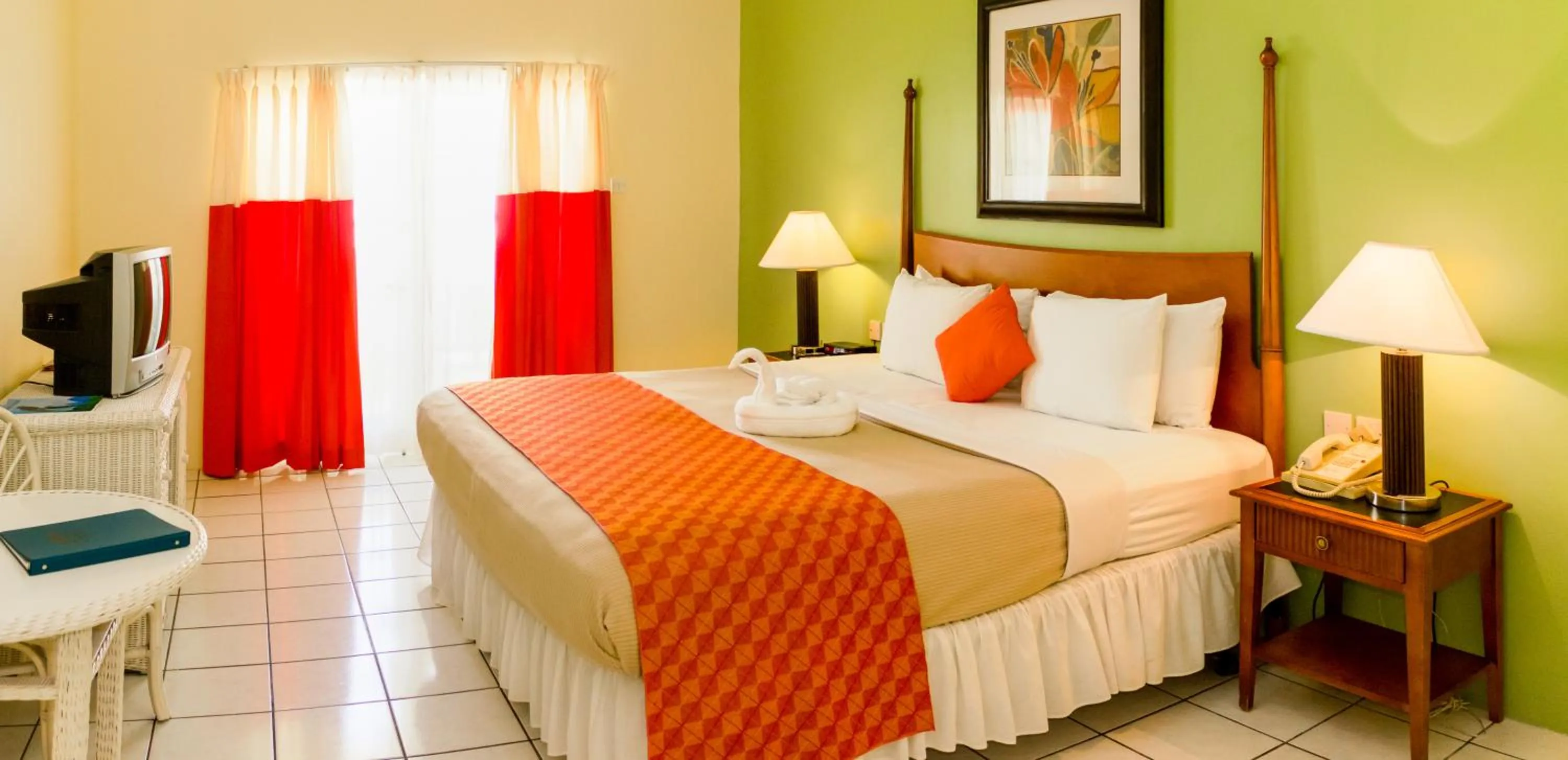 Photo of the whole room, Bed in Bay Gardens Inn