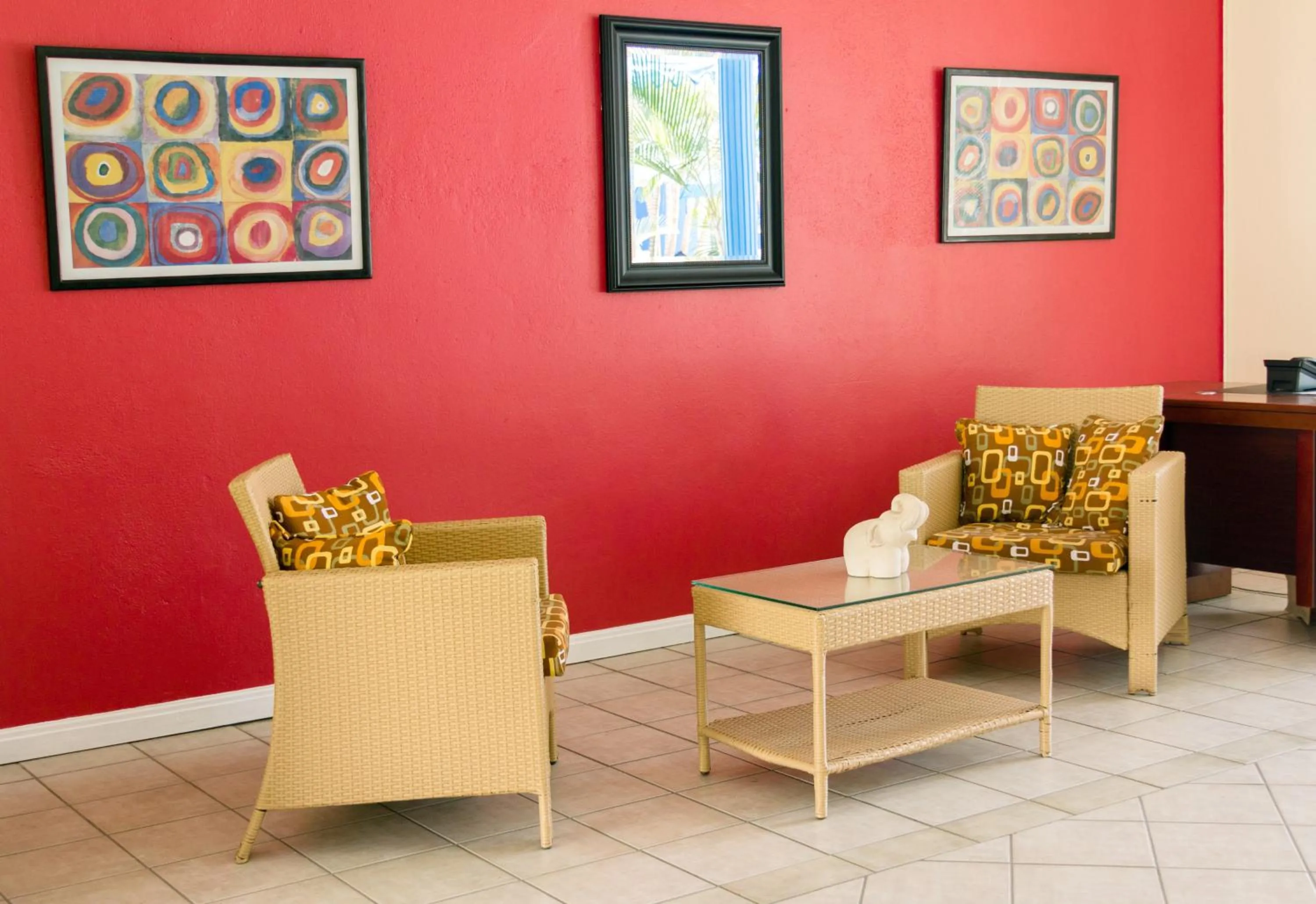 Living room in Bay Gardens Inn
