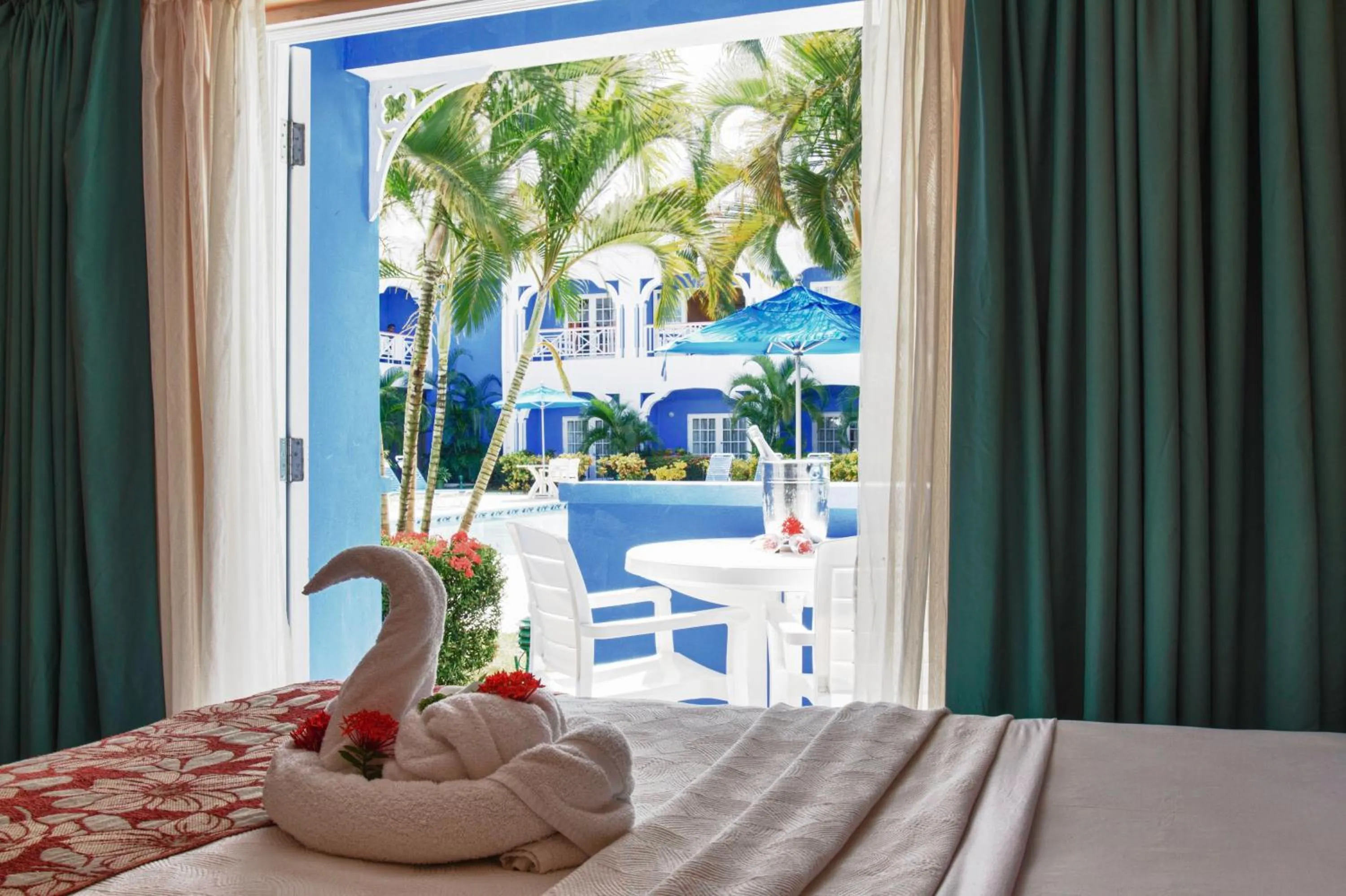 Bed in Bay Gardens Inn