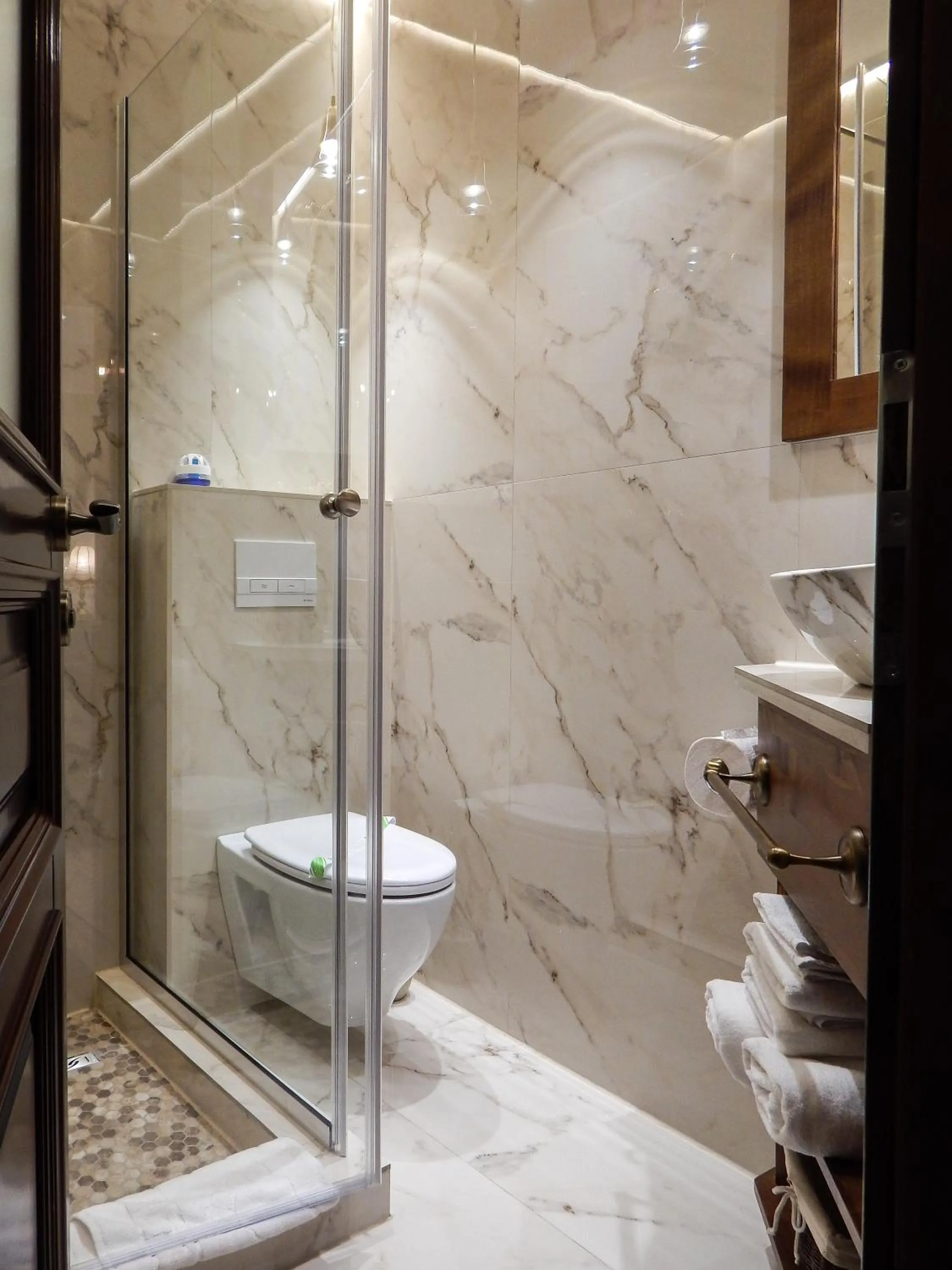 Shower in La Teo Pensiune si Pivnita