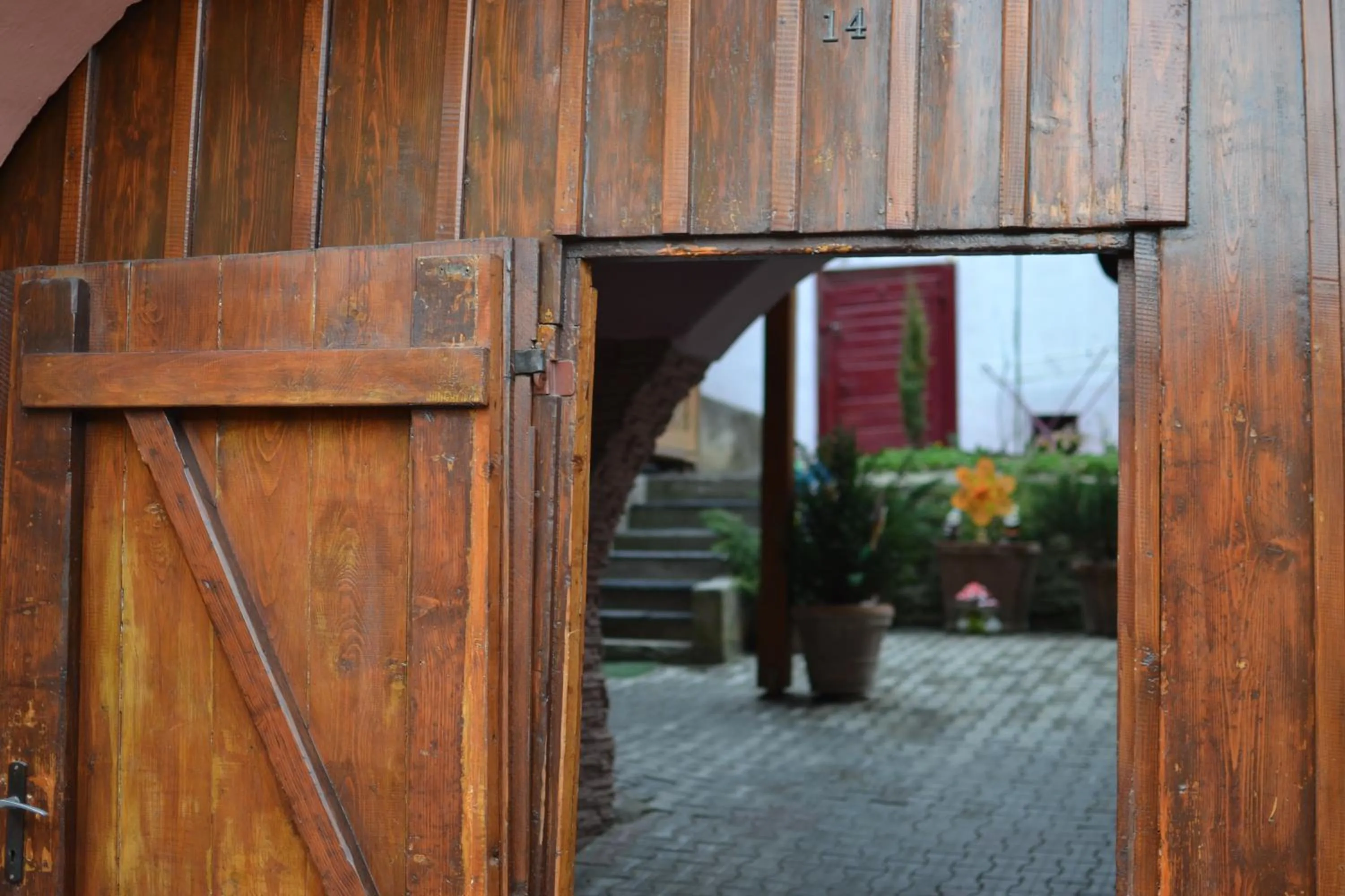 Facade/entrance in La Teo Pensiune si Pivnita