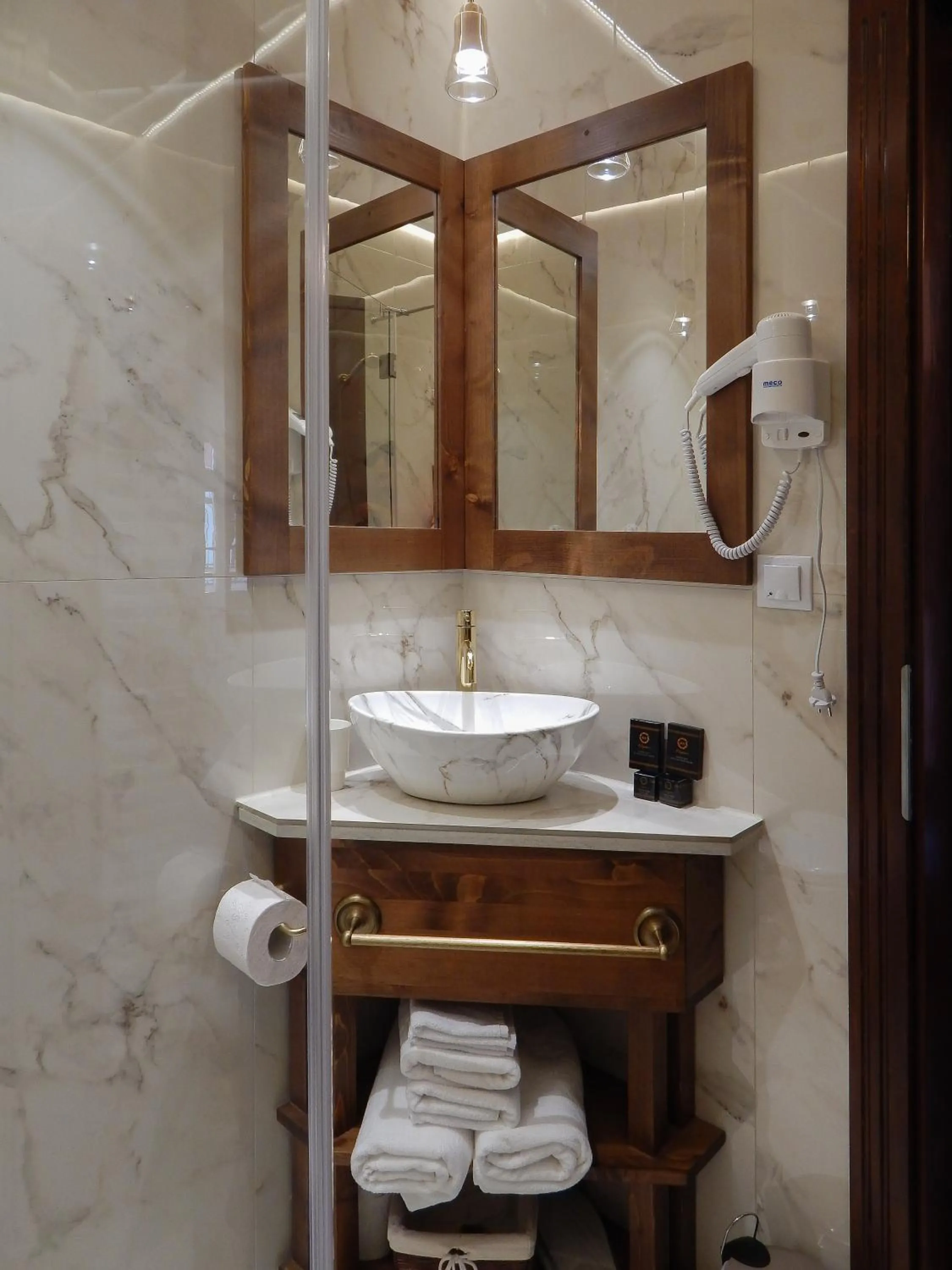 Shower in La Teo Pensiune si Pivnita