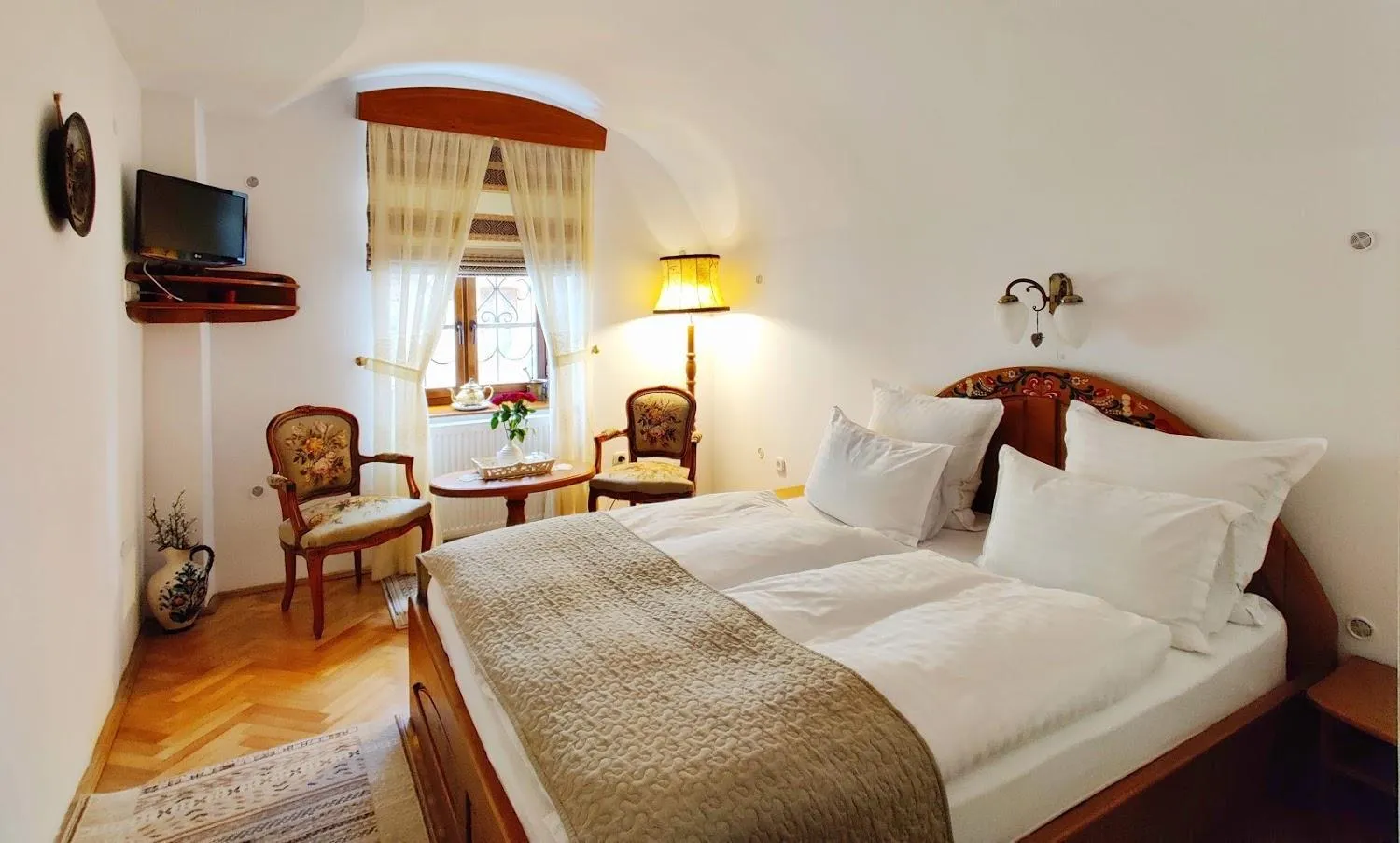 Spring, Bed in La Teo Pensiune si Pivnita