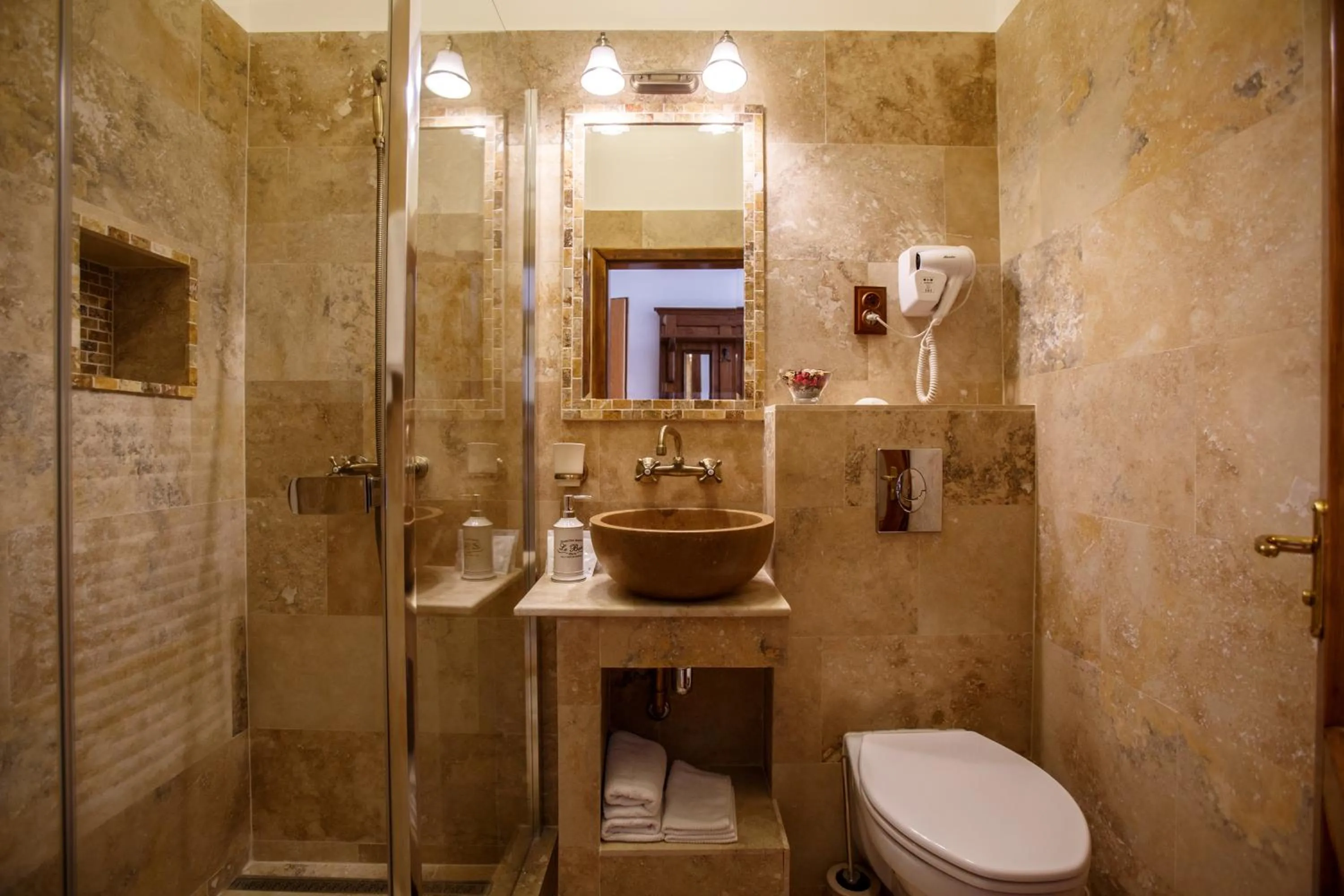 Shower in La Teo Pensiune si Pivnita