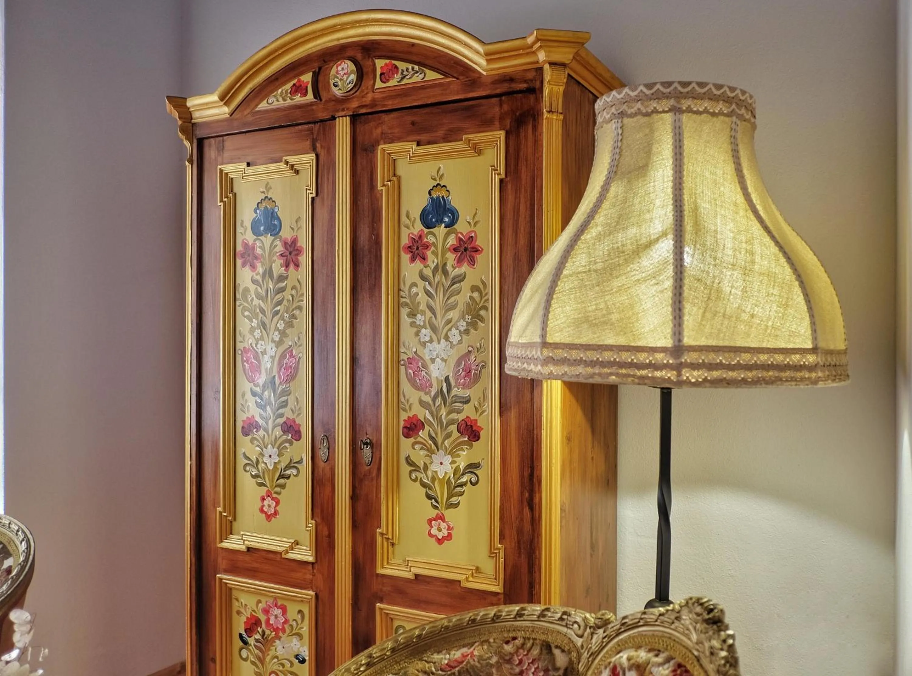 Decorative detail in La Teo Pensiune si Pivnita