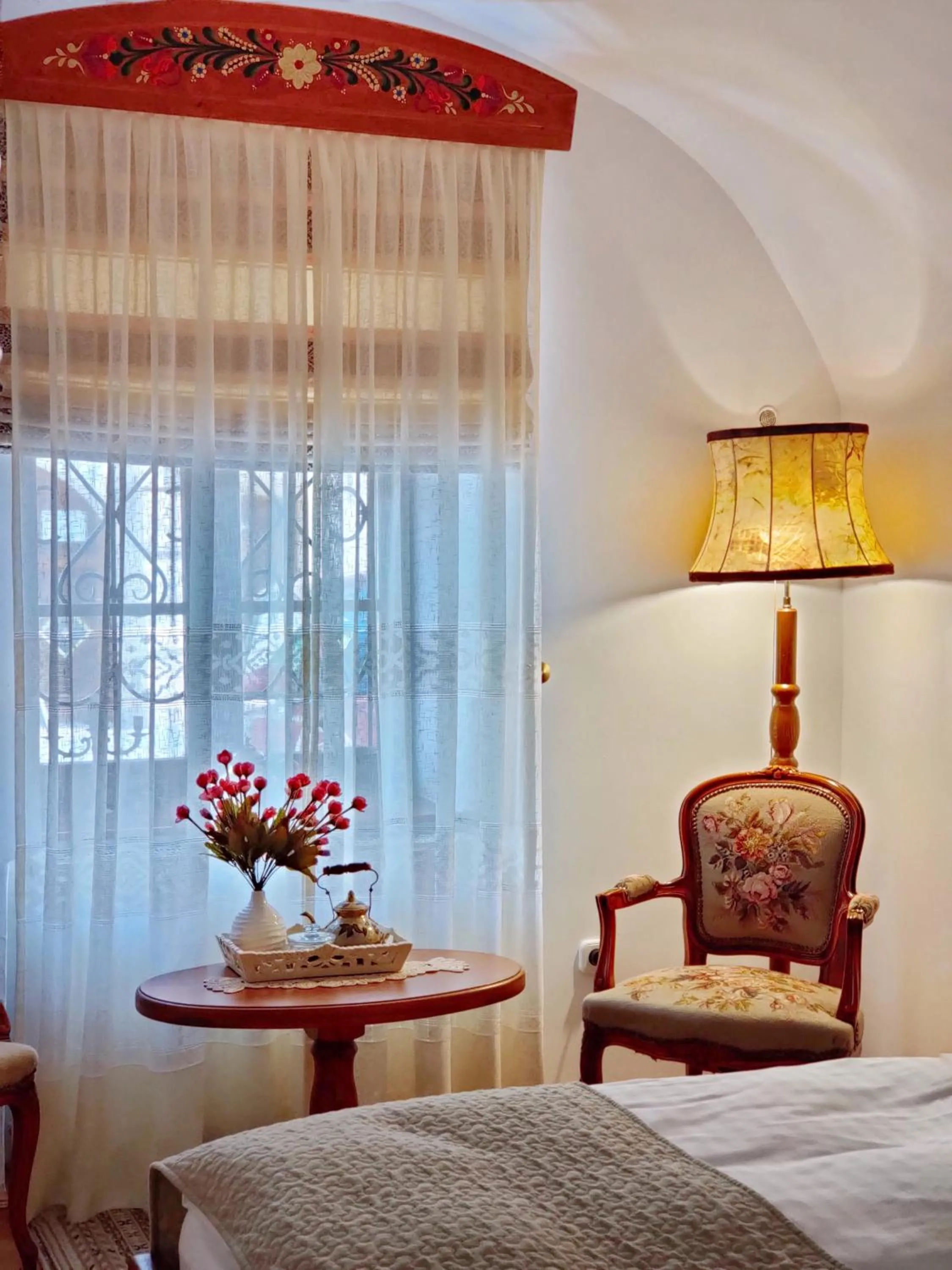 Summer, Bed in La Teo Pensiune si Pivnita