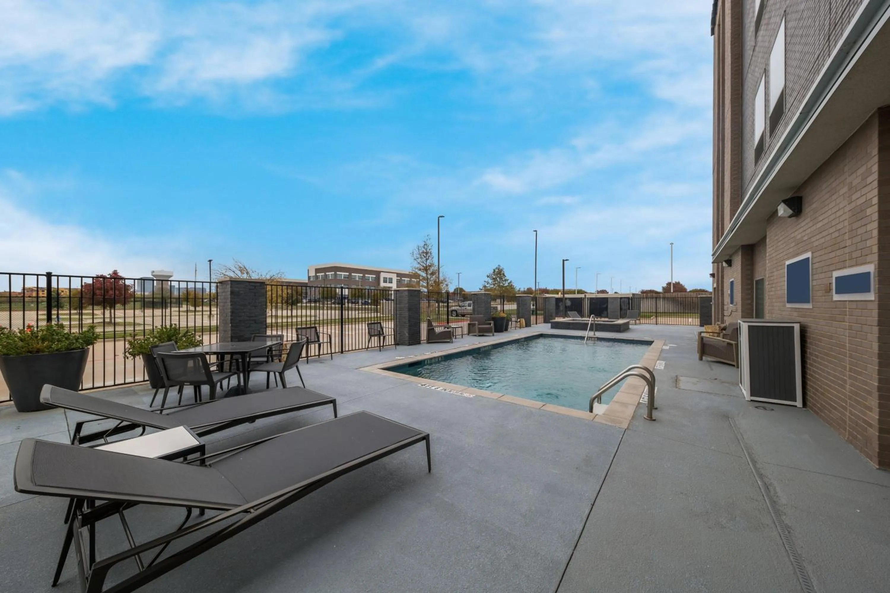 Swimming pool in Four Points by Sheraton Plano