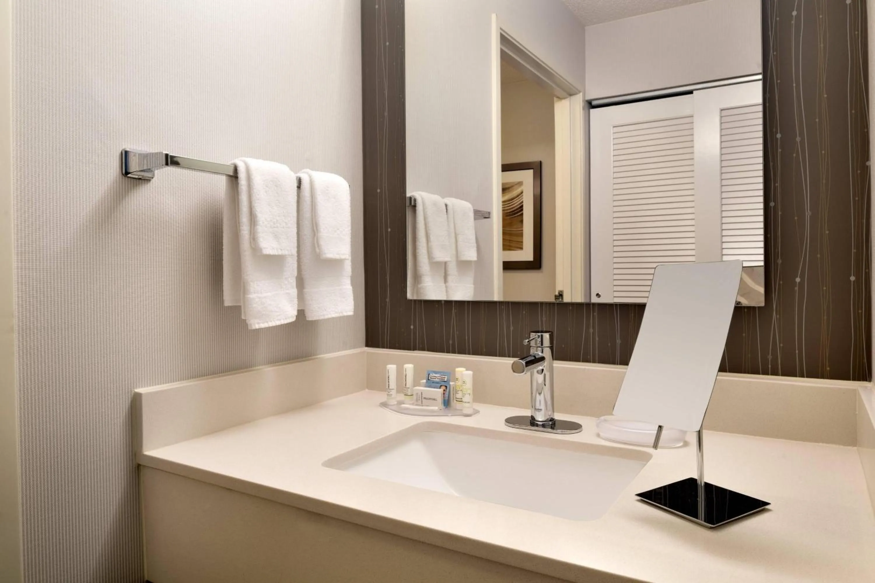 Bathroom in Courtyard by Marriott Dayton Beavercreek