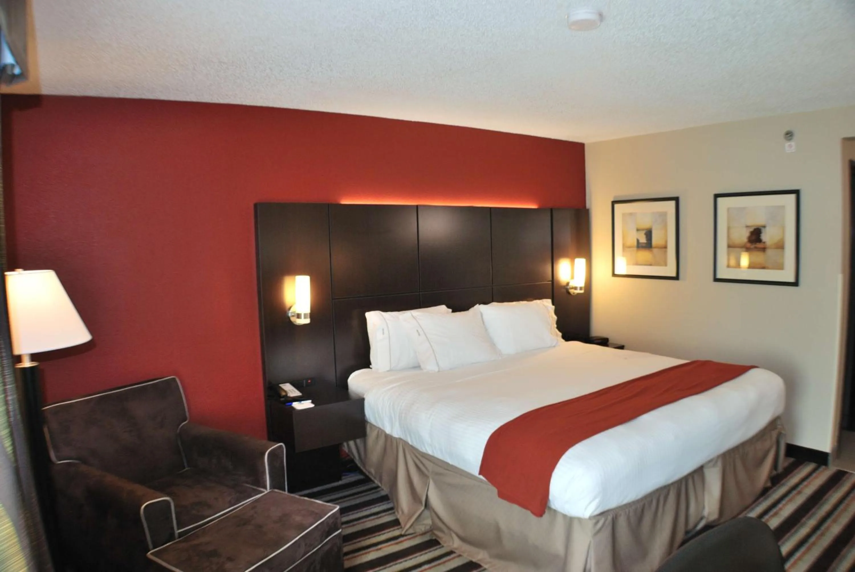Photo of the whole room, Bed in Holiday Inn Express Nashville W-I40 by IHG