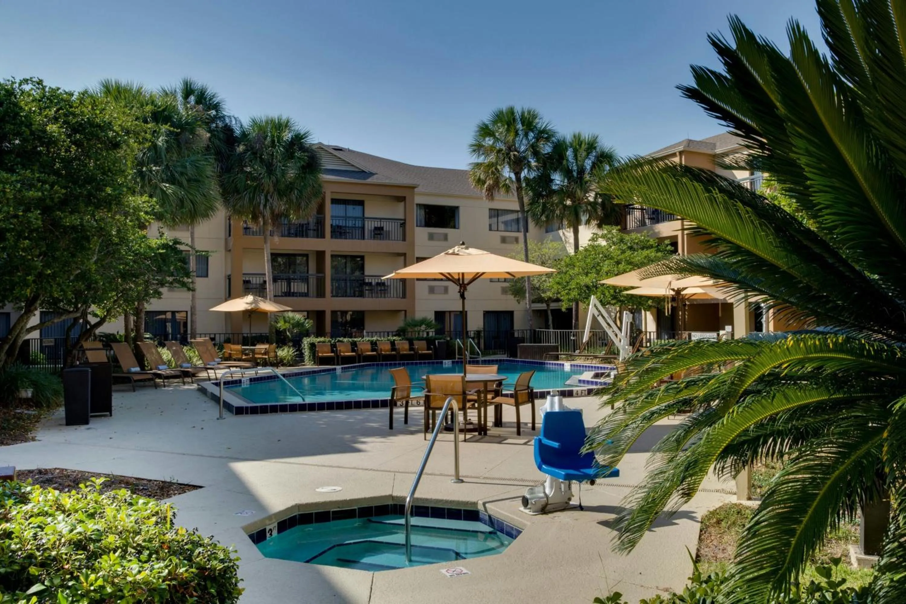 Swimming pool in Courtyard by Marriott Ocala