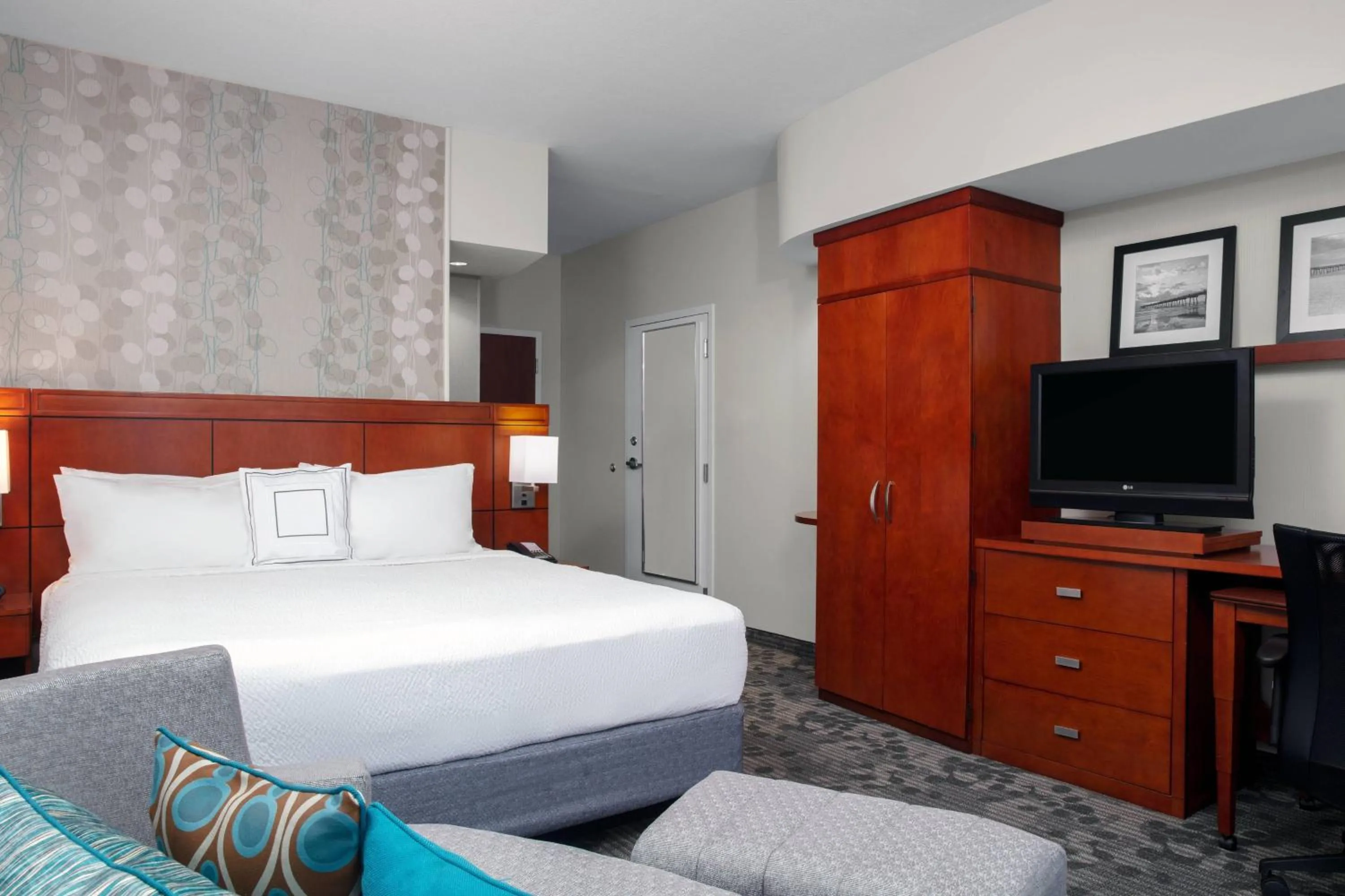 Photo of the whole room, Bed in Courtyard by Marriott Jacksonville I-295/East Beltway