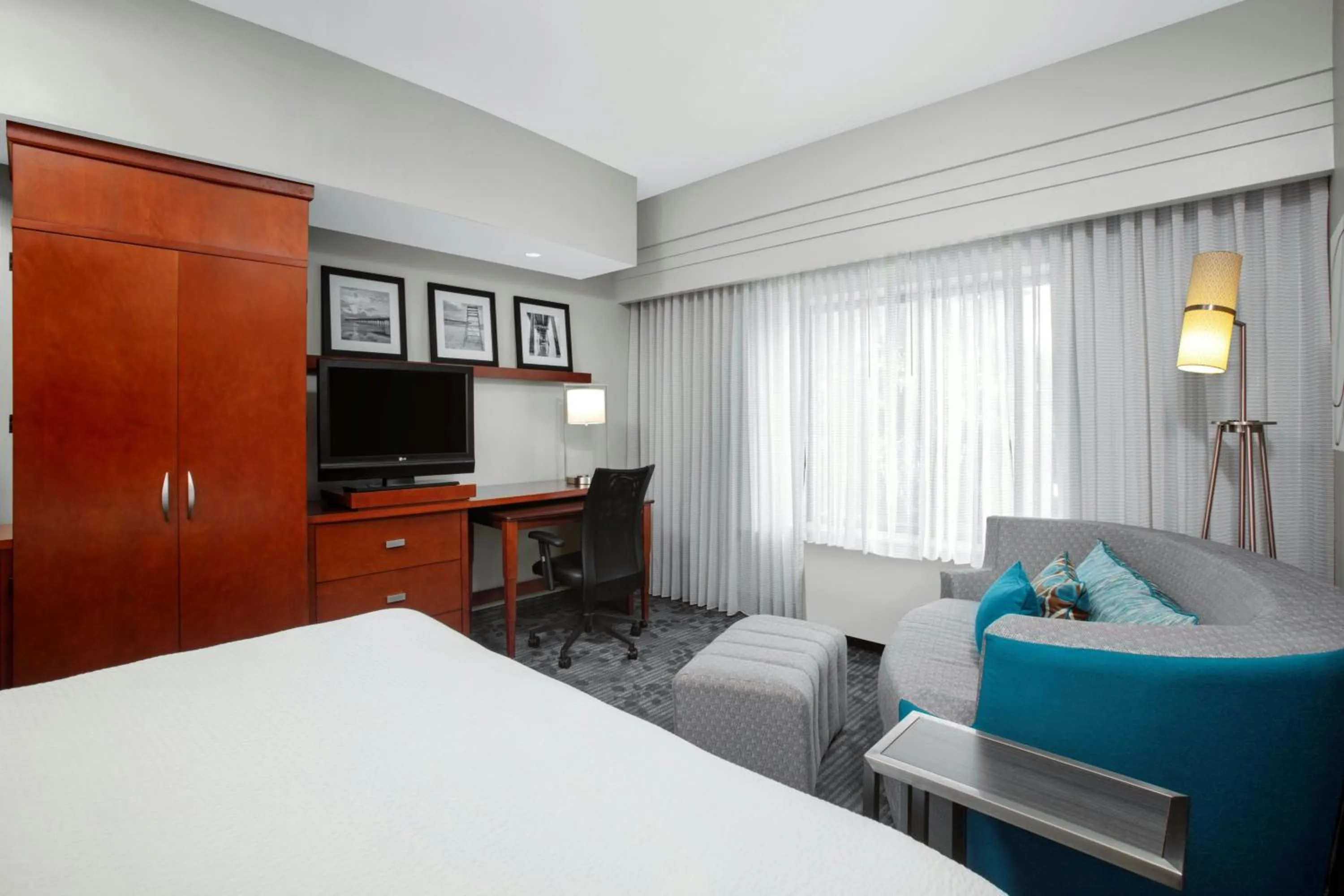 Photo of the whole room, Bed in Courtyard by Marriott Jacksonville I-295/East Beltway