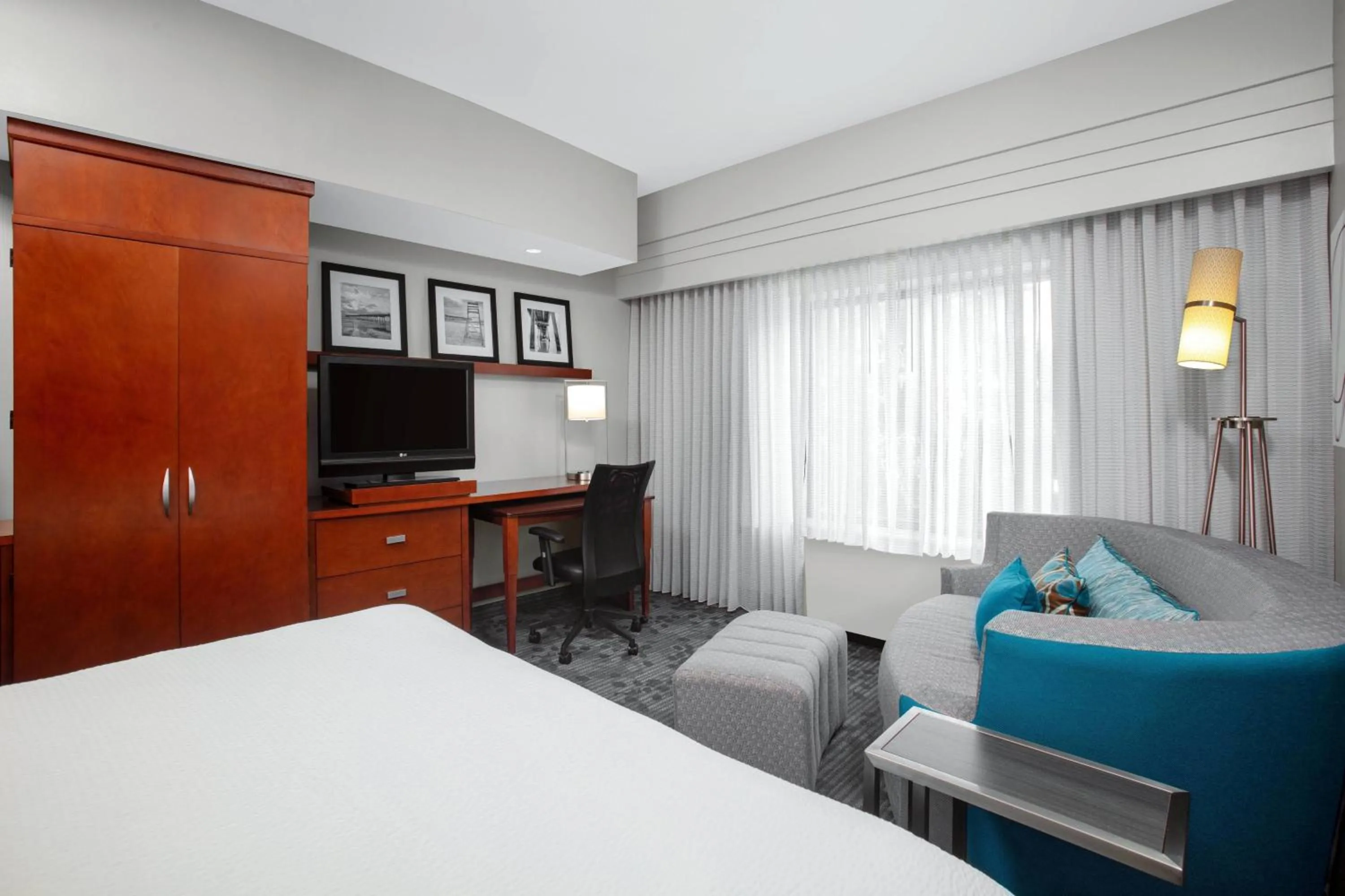 Photo of the whole room, Bed in Courtyard by Marriott Jacksonville I-295/East Beltway