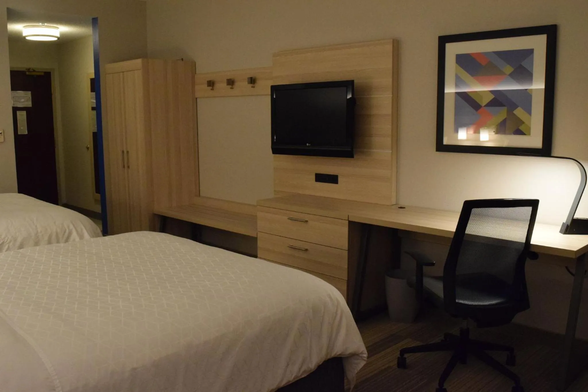 Photo of the whole room, Bed in Holiday Inn Express Hotel & Suites Rochester Webster by IHG