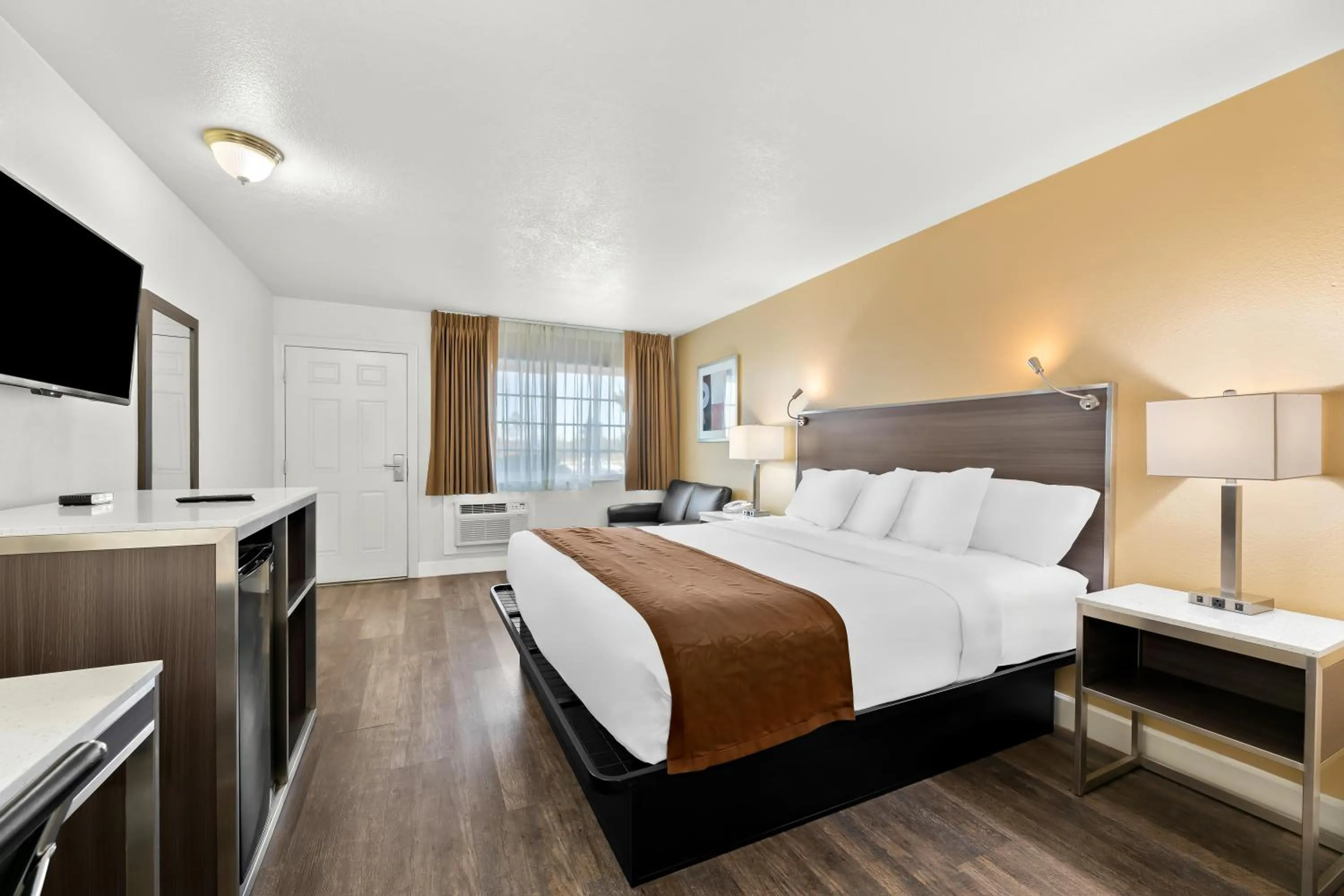 Bed in Americas Best Value Inn and Suites Flagstaff