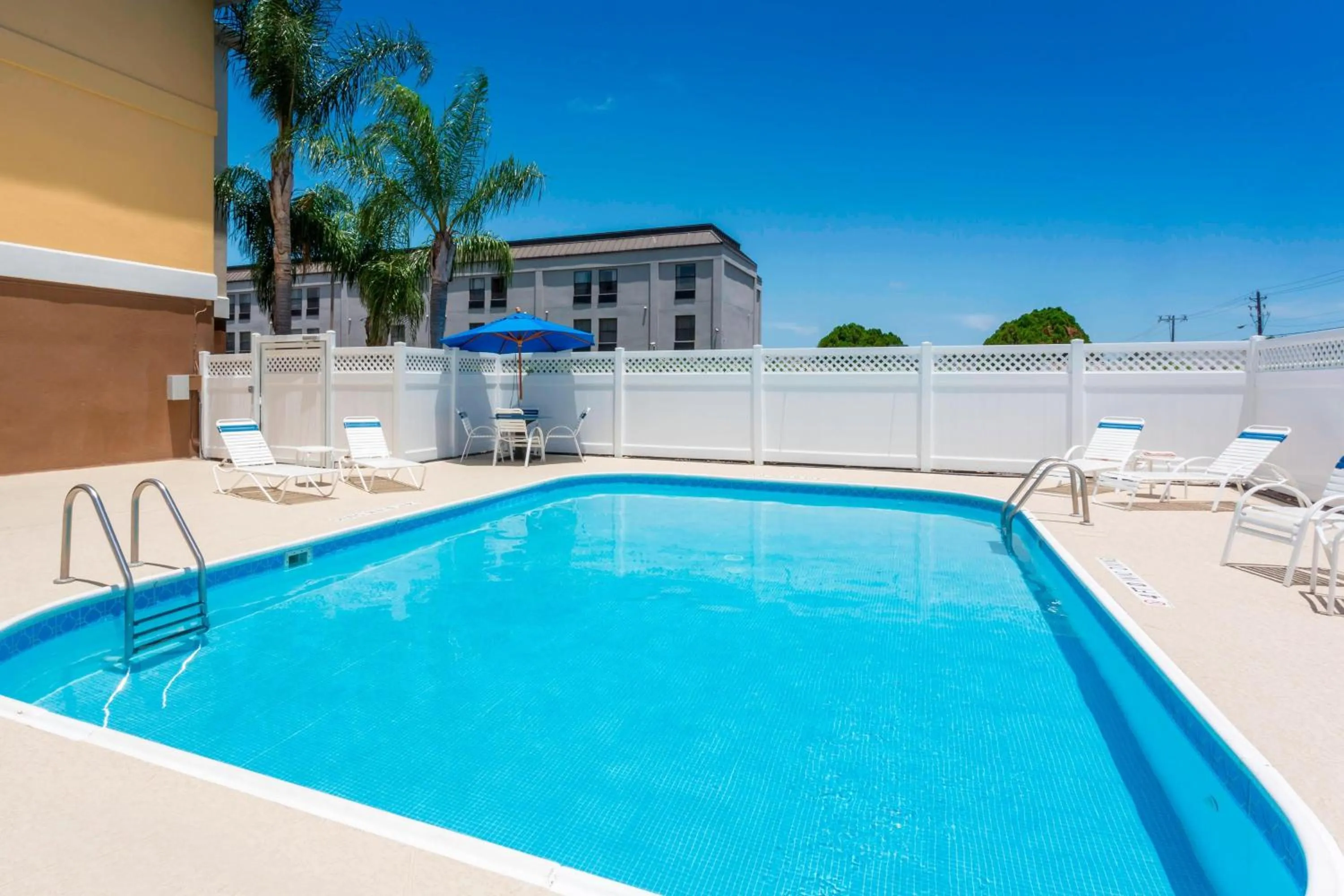 Swimming pool in Fairfield Inn & Suites Corpus Christi