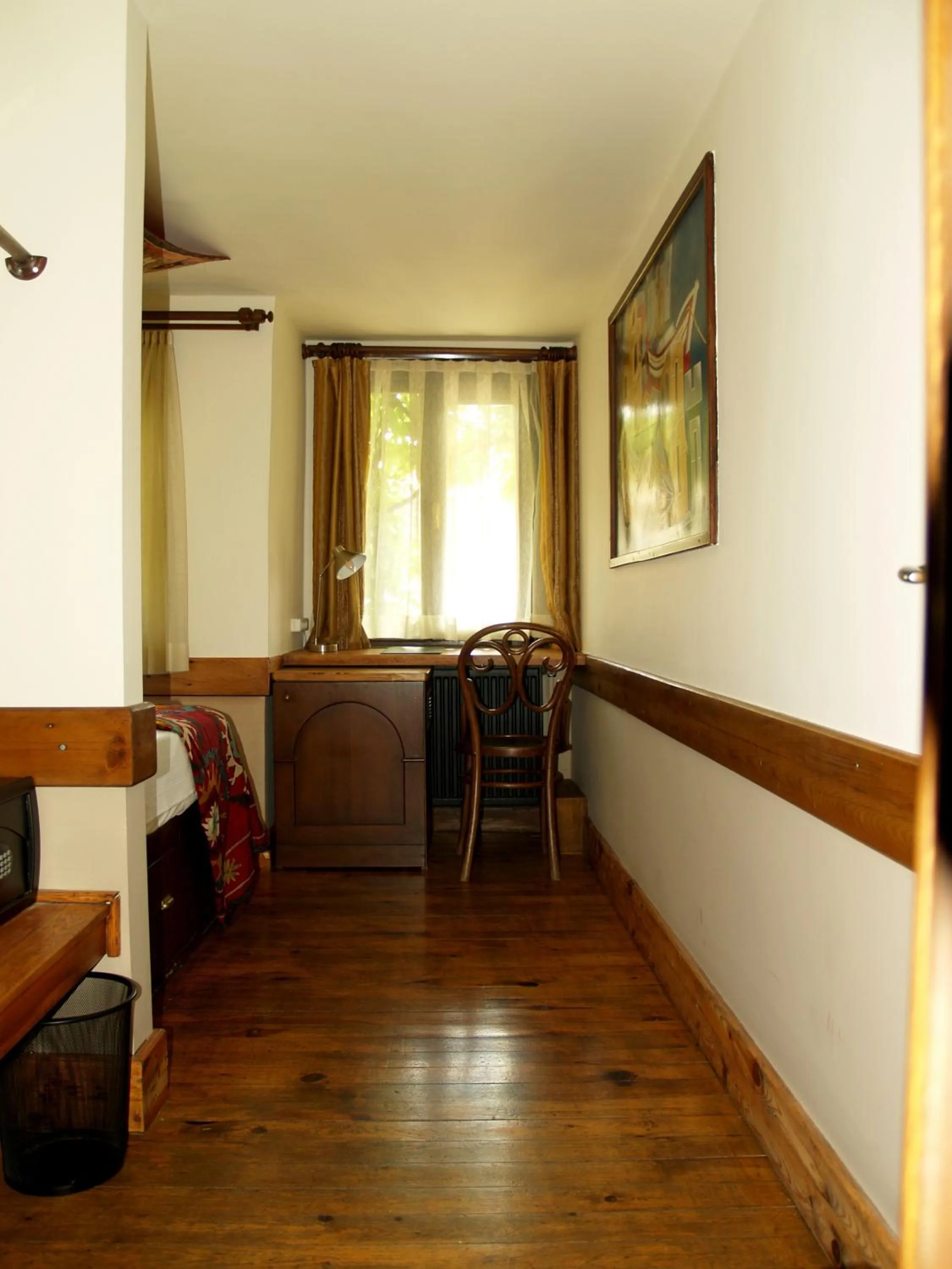 Photo of the whole room in Hotel Empress Zoe