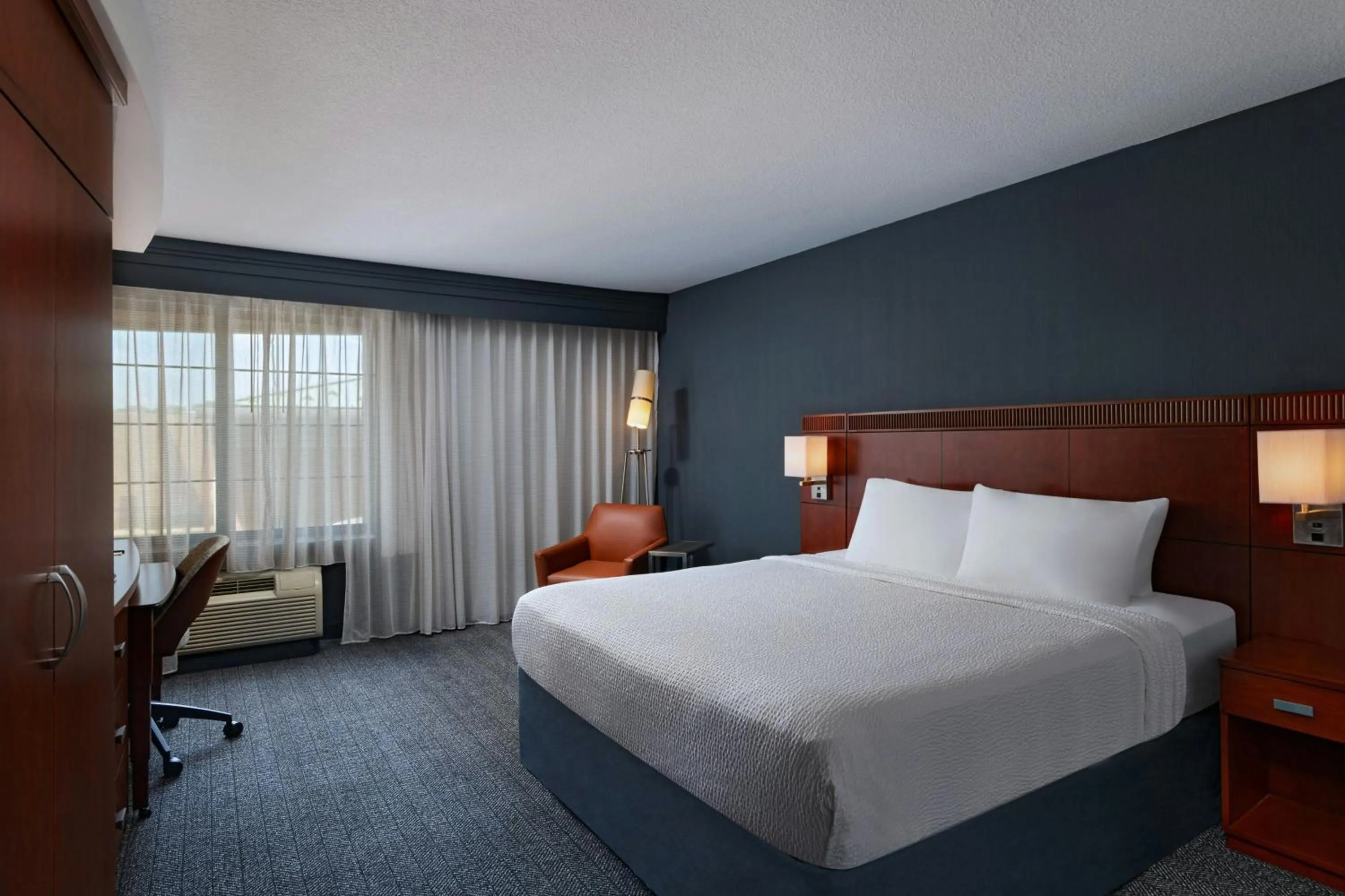 Photo of the whole room, Bed in Courtyard by Marriott Omaha Aksarben Village