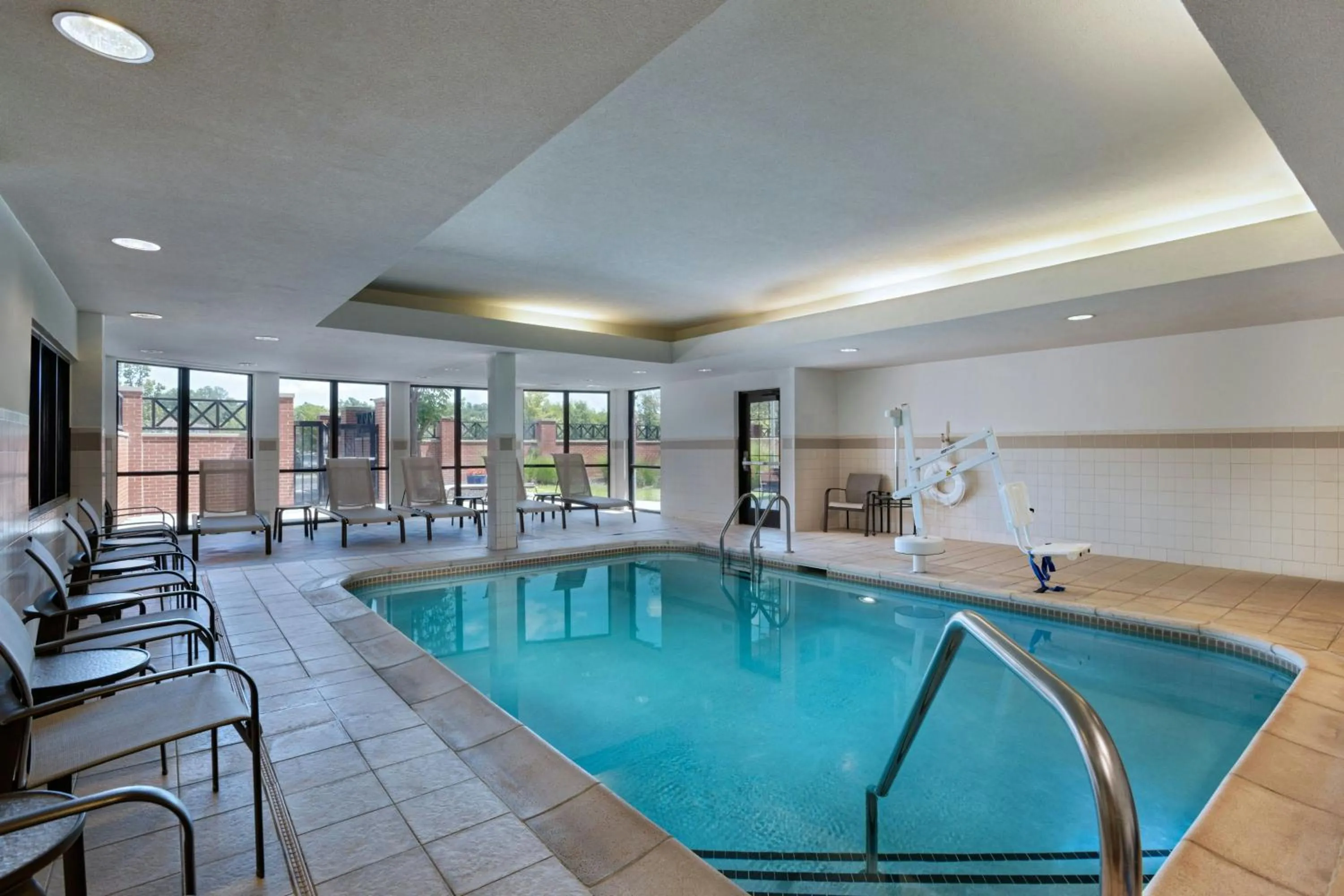 Swimming pool in Courtyard by Marriott Omaha Aksarben Village