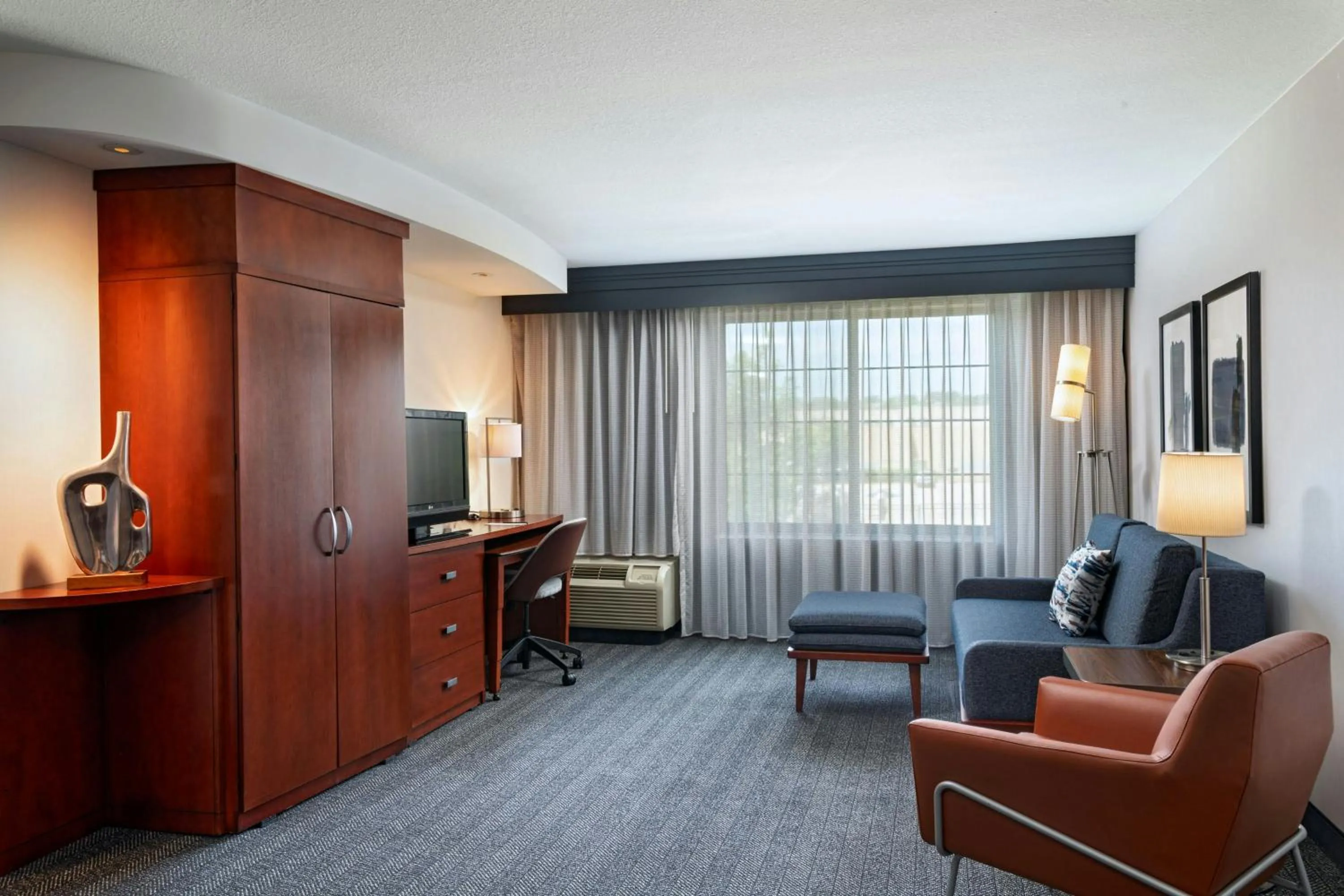 Living room in Courtyard by Marriott Omaha Aksarben Village