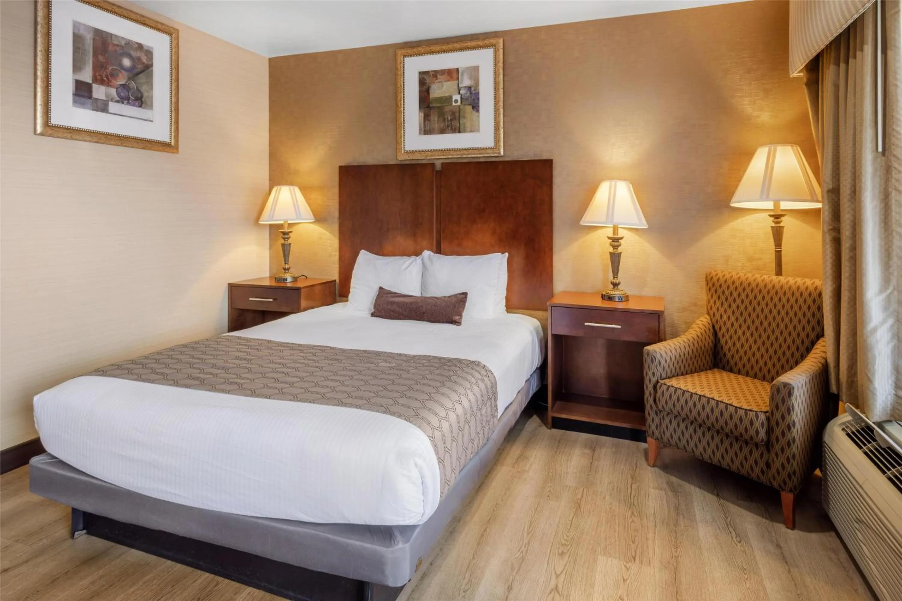 Bedroom, Bed in Best Western Inn Santa Clara