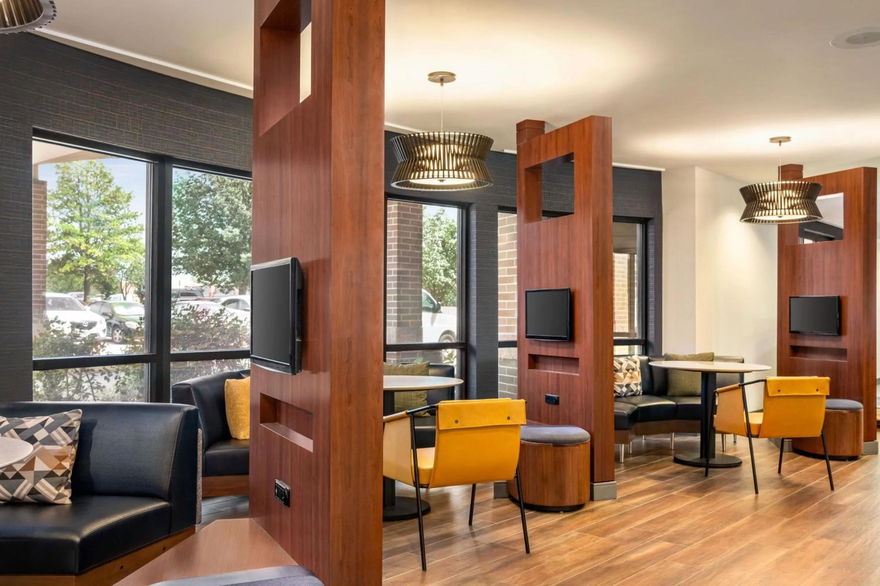 Communal lounge/ TV room in Courtyard by Marriott Columbia