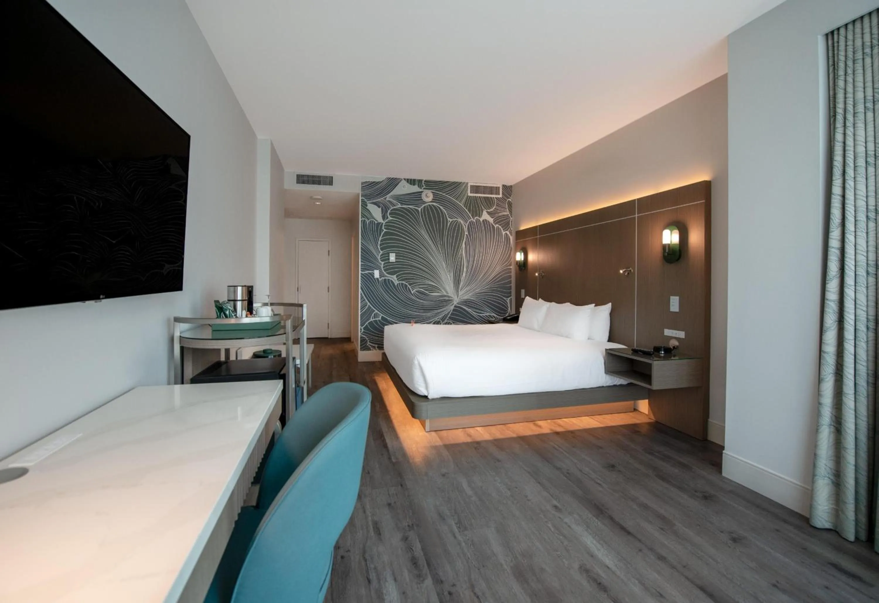 Bedroom, Bed in Coast Coal Harbour Vancouver Hotel by APA