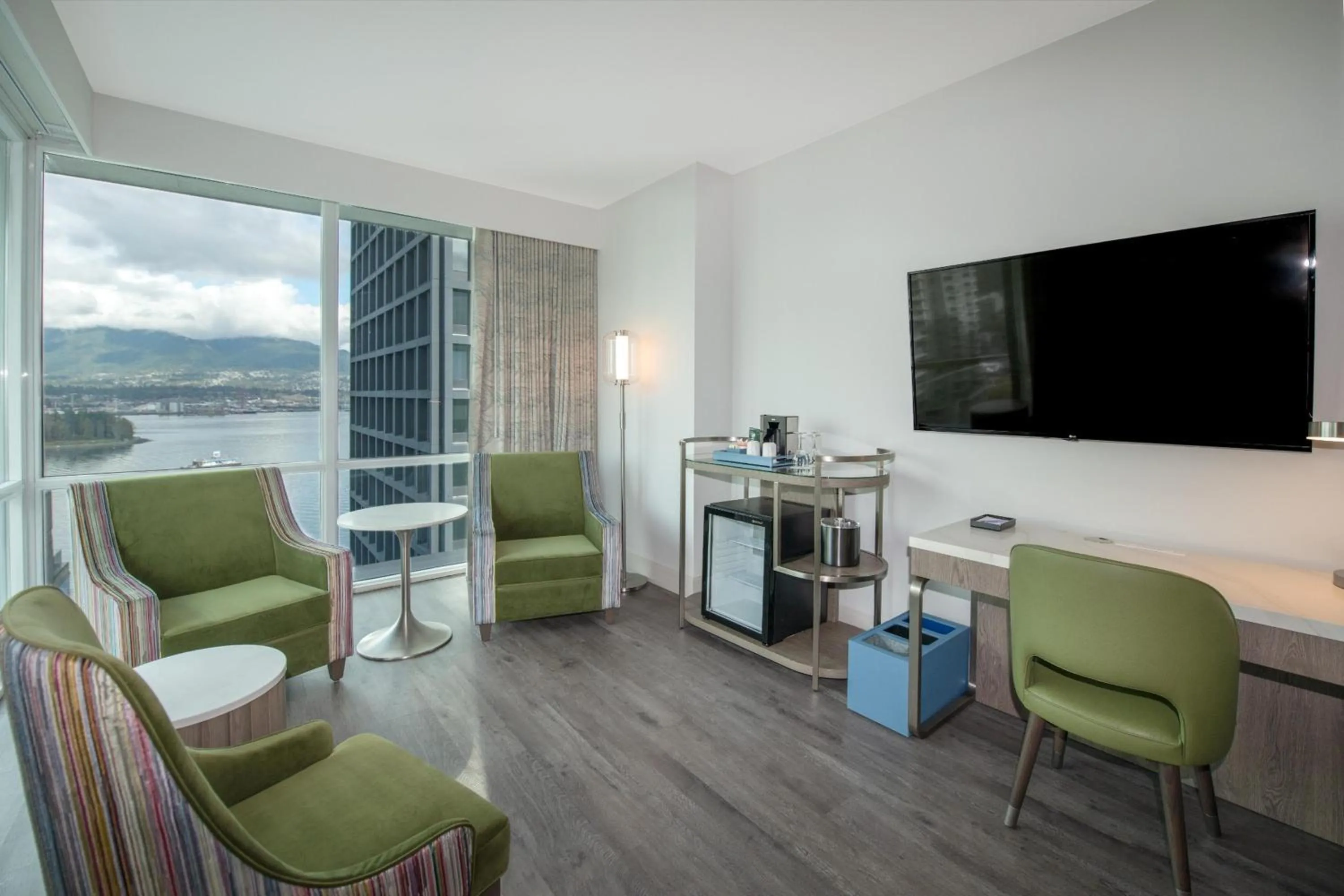 Bedroom in Coast Coal Harbour Vancouver Hotel by APA