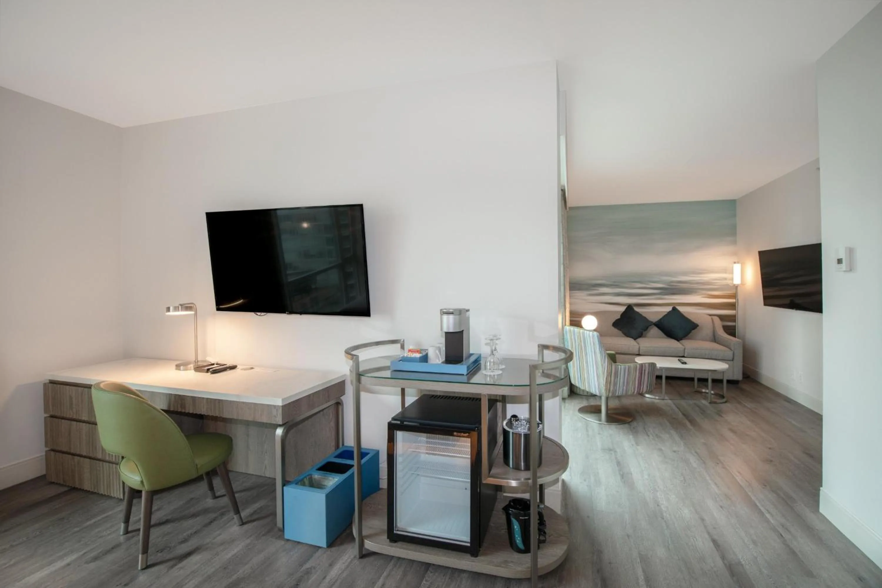 Bedroom in Coast Coal Harbour Vancouver Hotel by APA