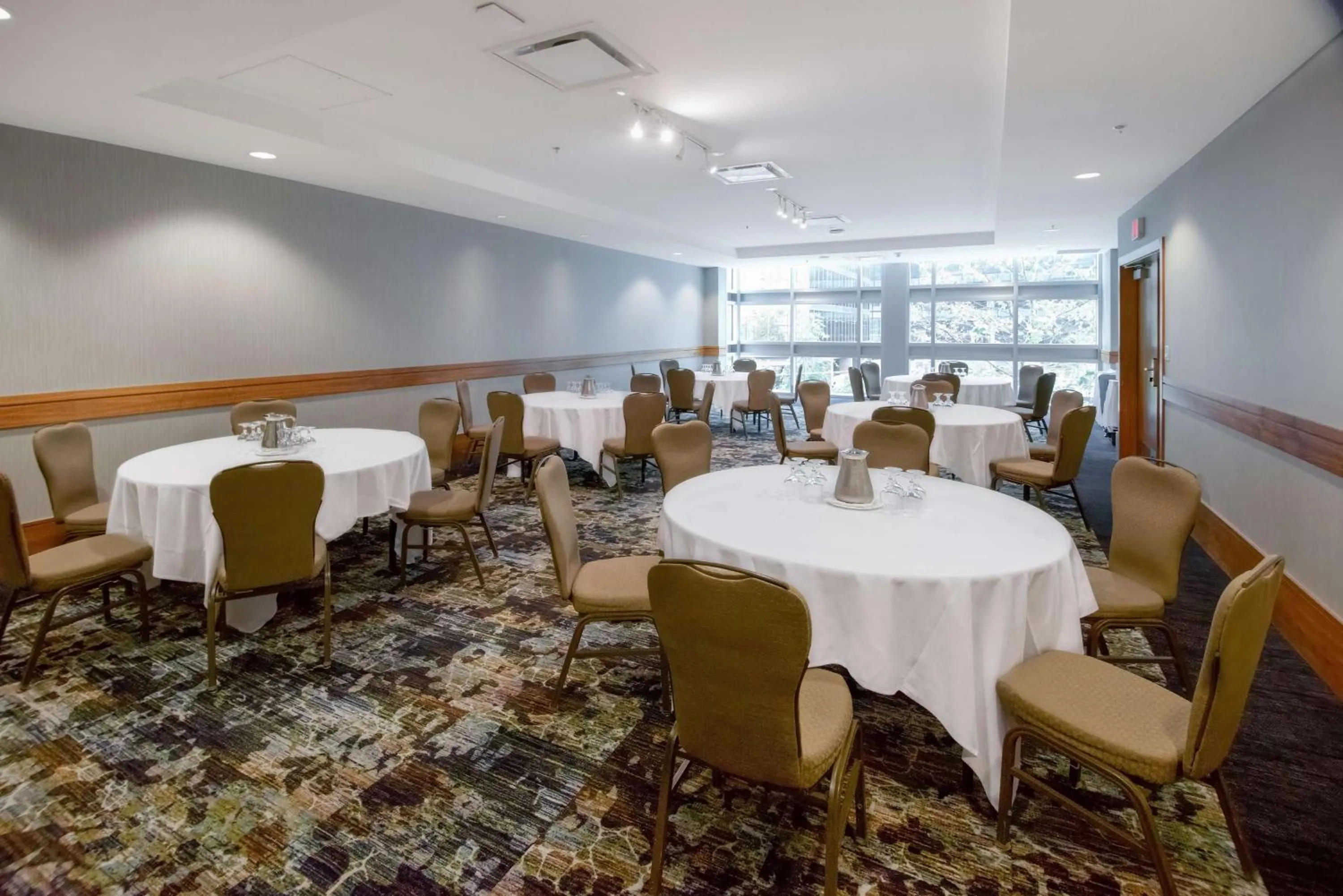 Meeting/conference room in Coast Coal Harbour Vancouver Hotel by APA