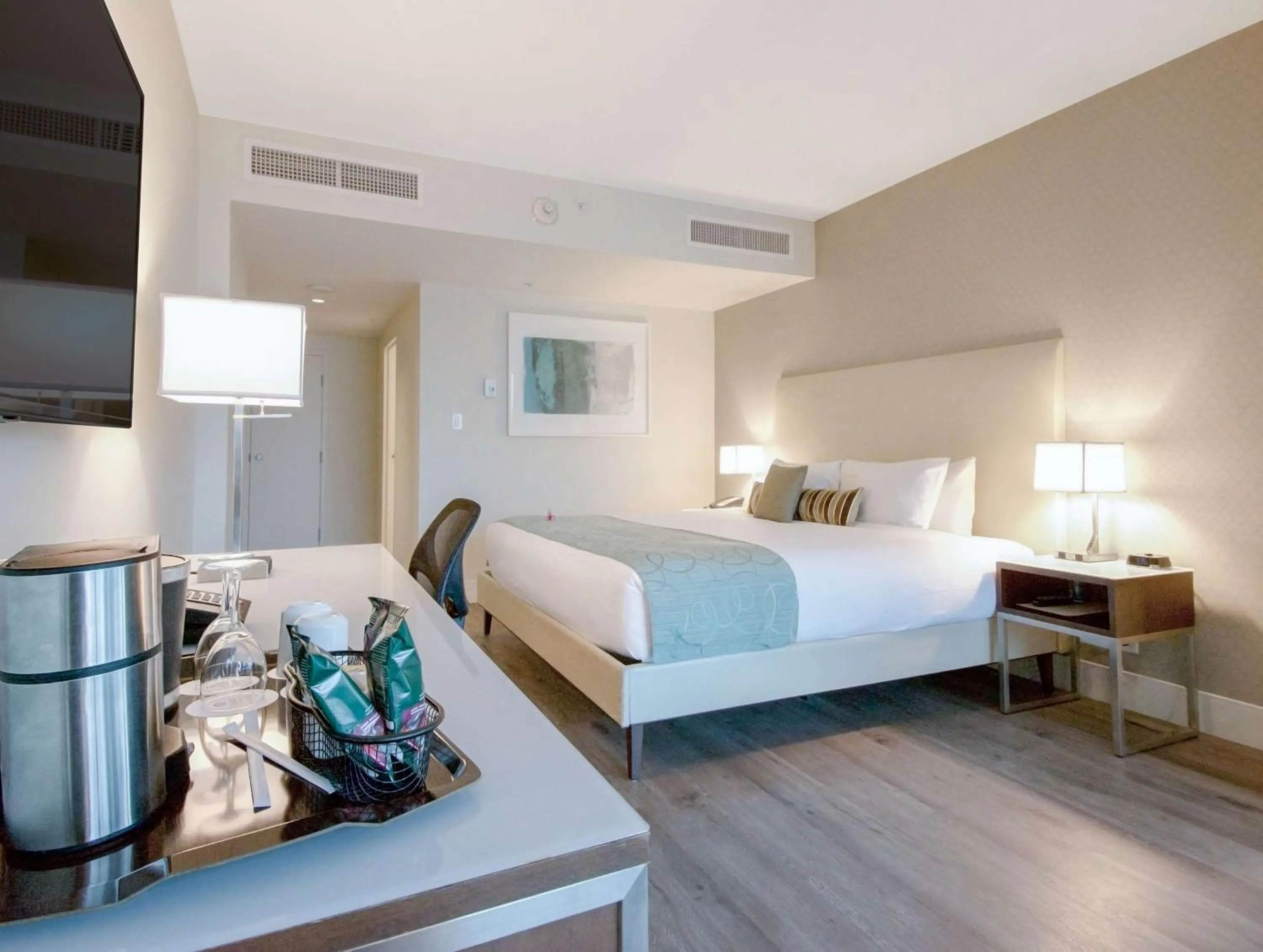 Bedroom, Bed in Coast Coal Harbour Vancouver Hotel by APA