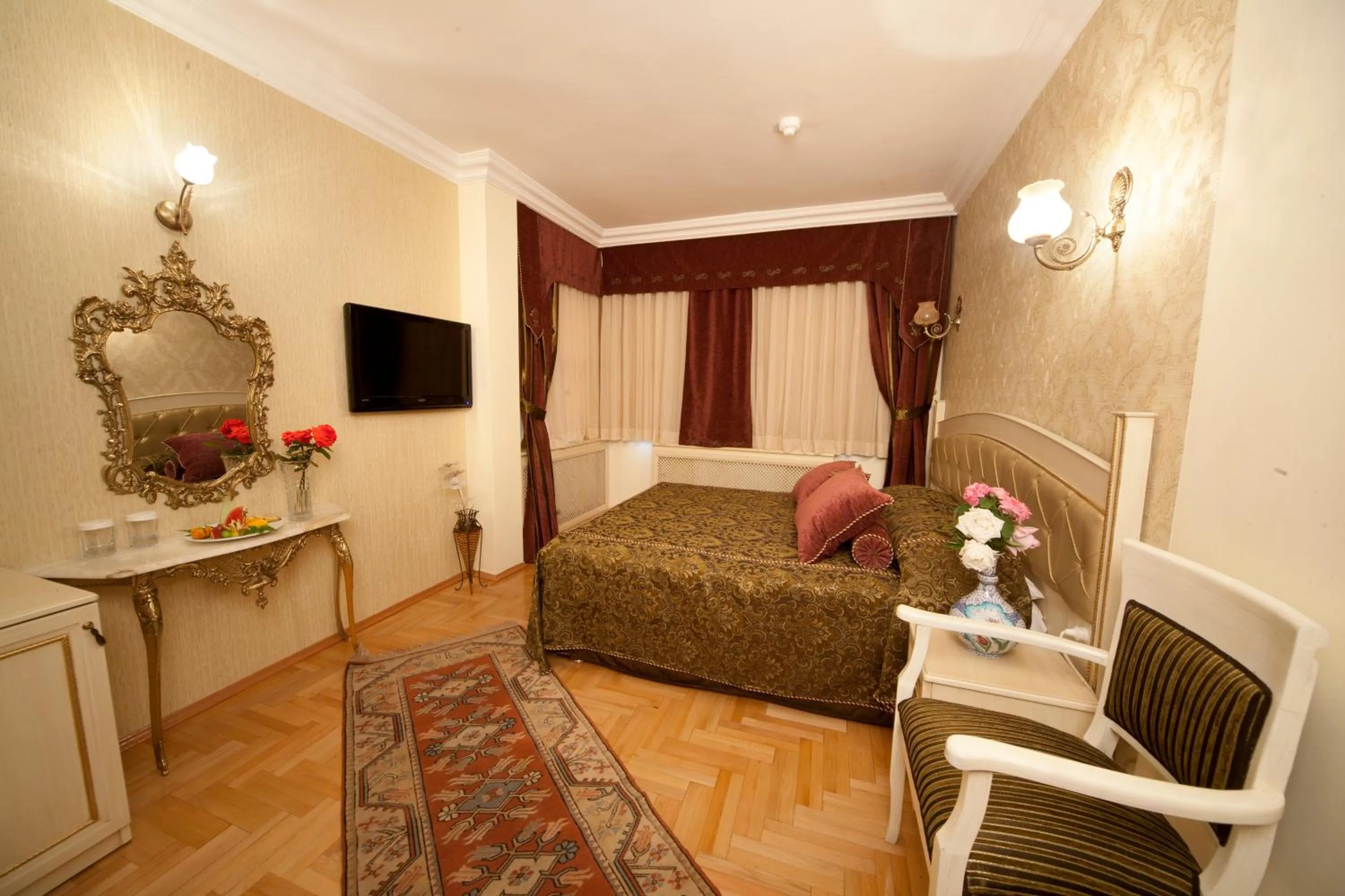 Photo of the whole room, Bed in Turquhouse Hotel